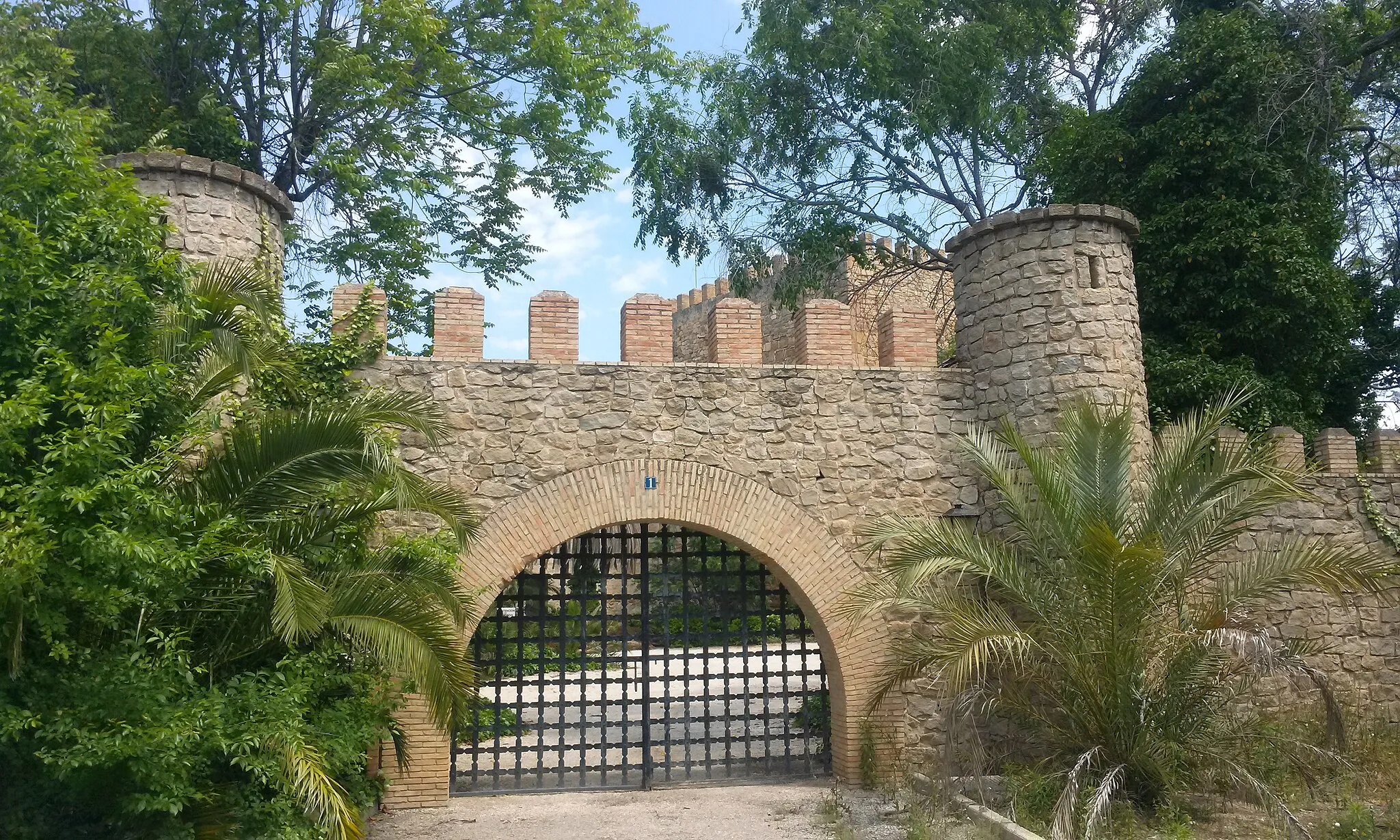 Photo showing: Reja de entrada al Castillo de Espeluy.