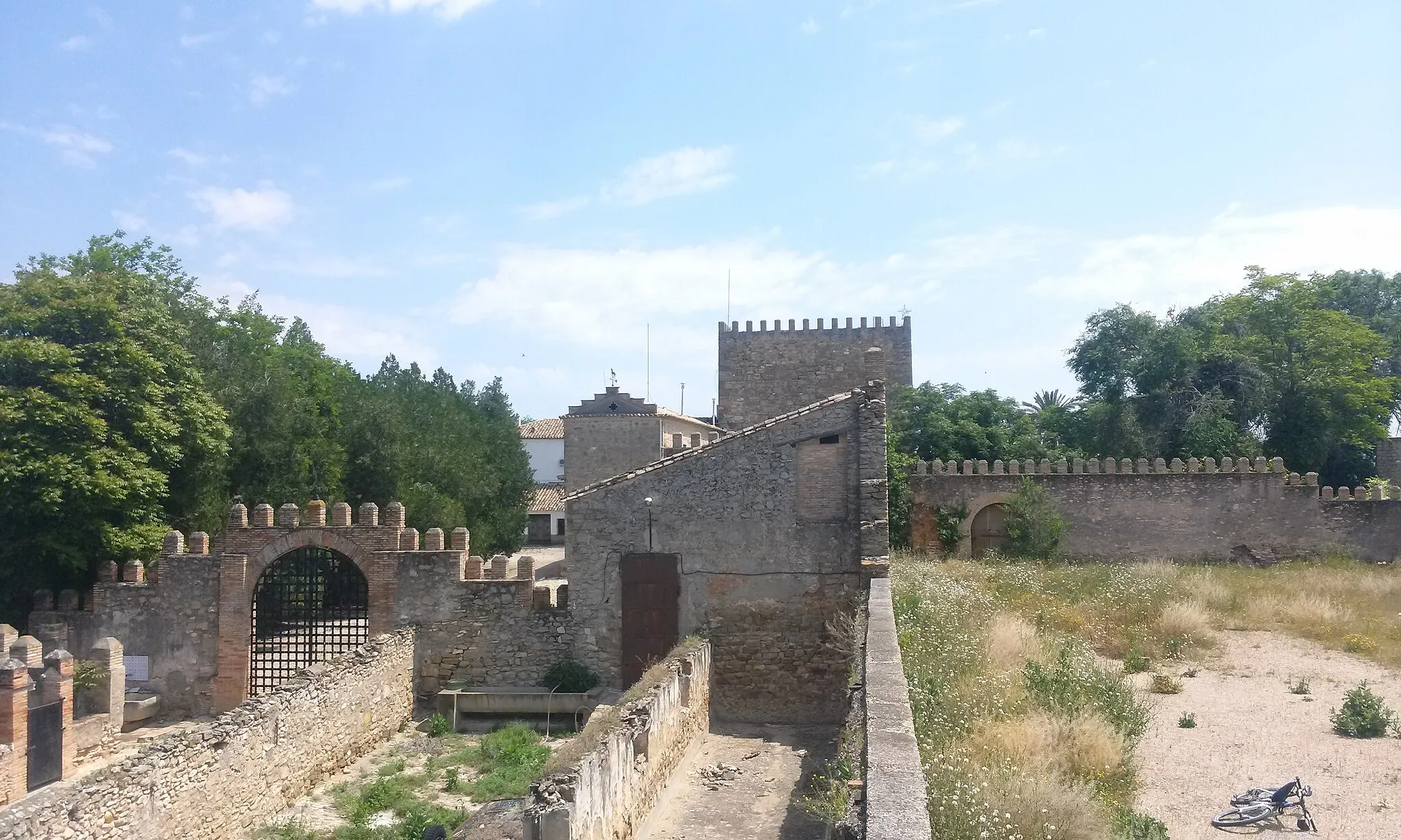 Photo showing: Vista general del castillo de Espeluy.