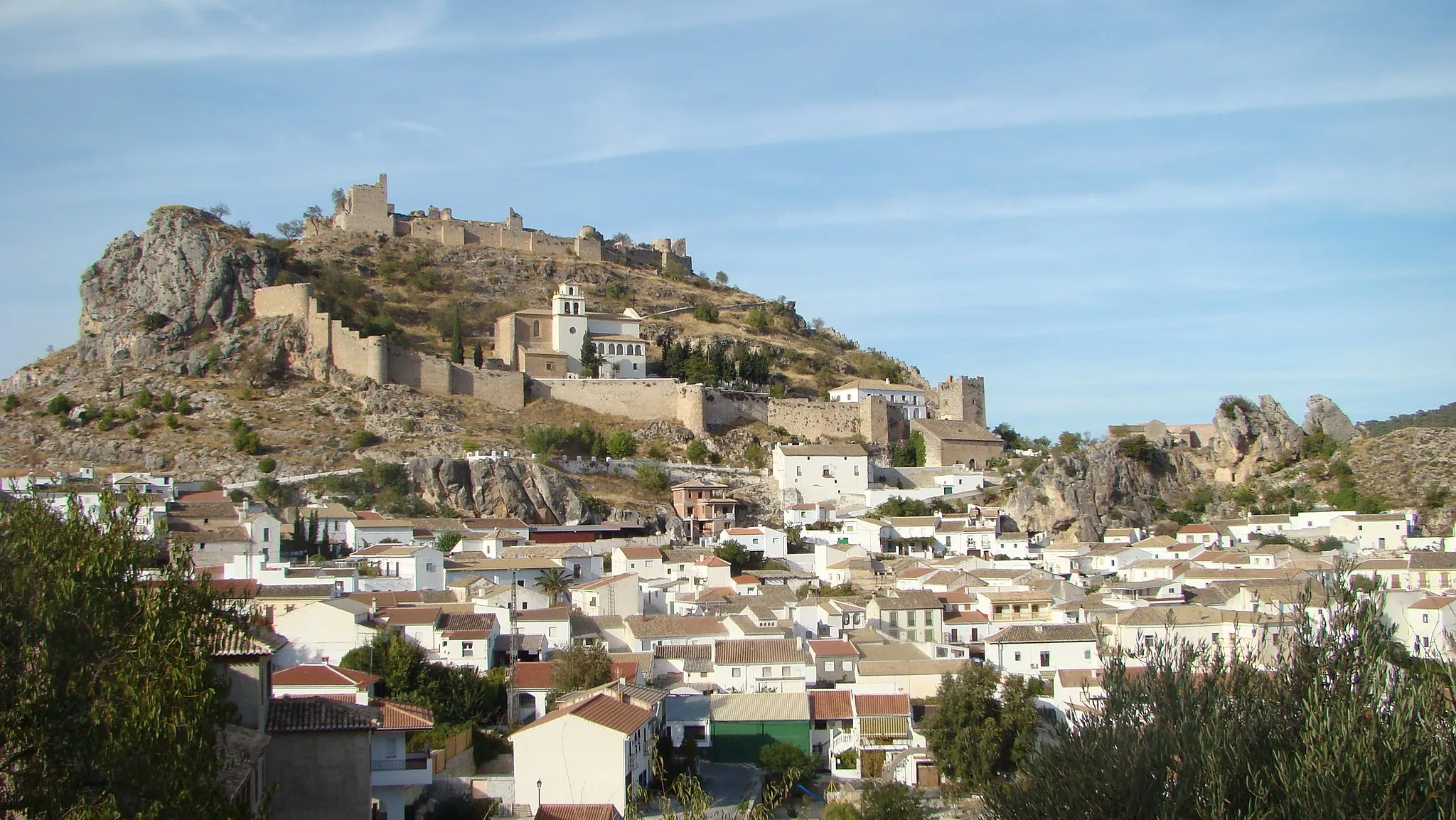 Photo showing: Vista general de Moclín y su castillo