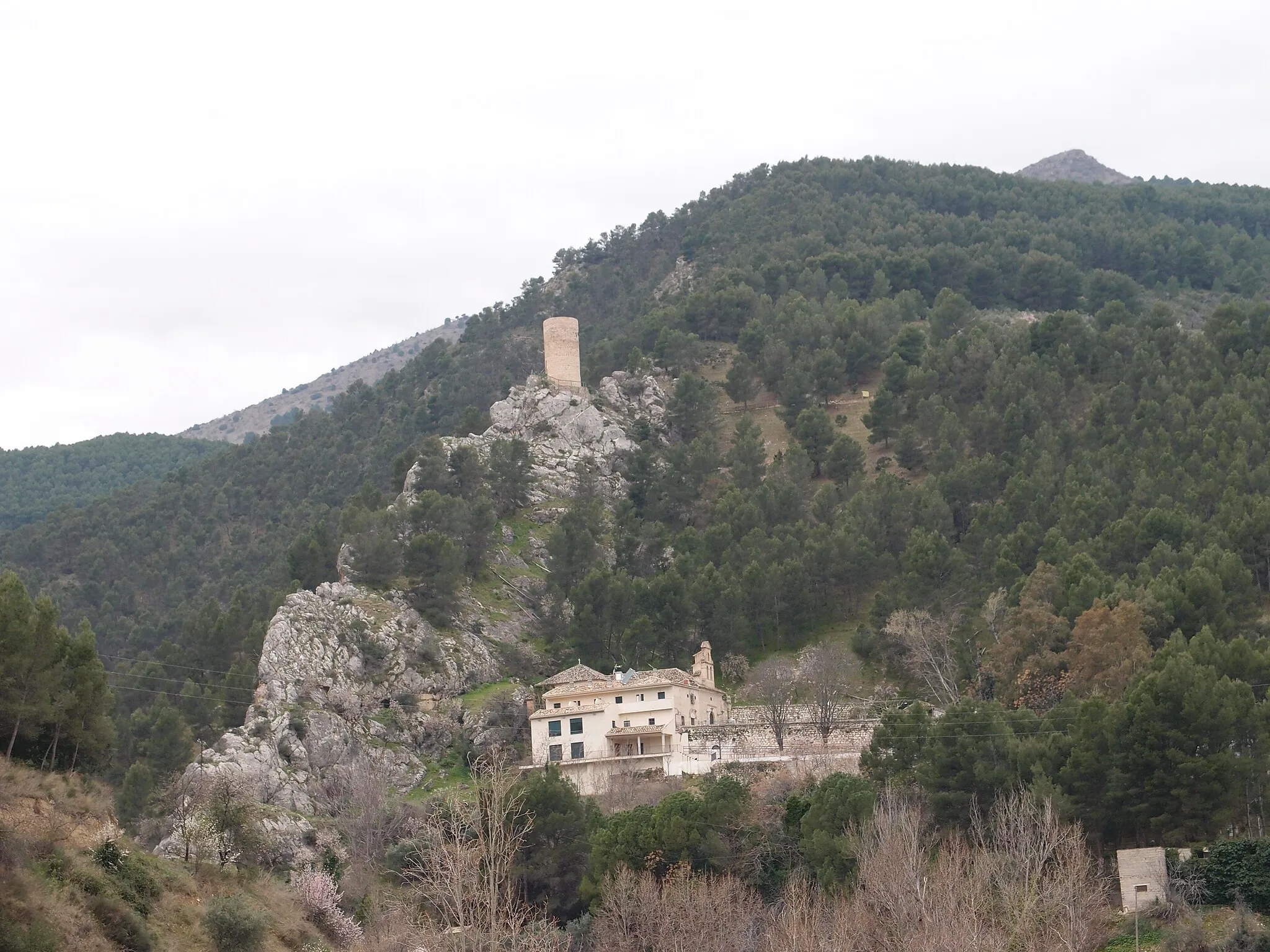 Photo showing: Vista de la ermita y de la torre de Cuadros, en el Parque Natural de Sierra Mágina.