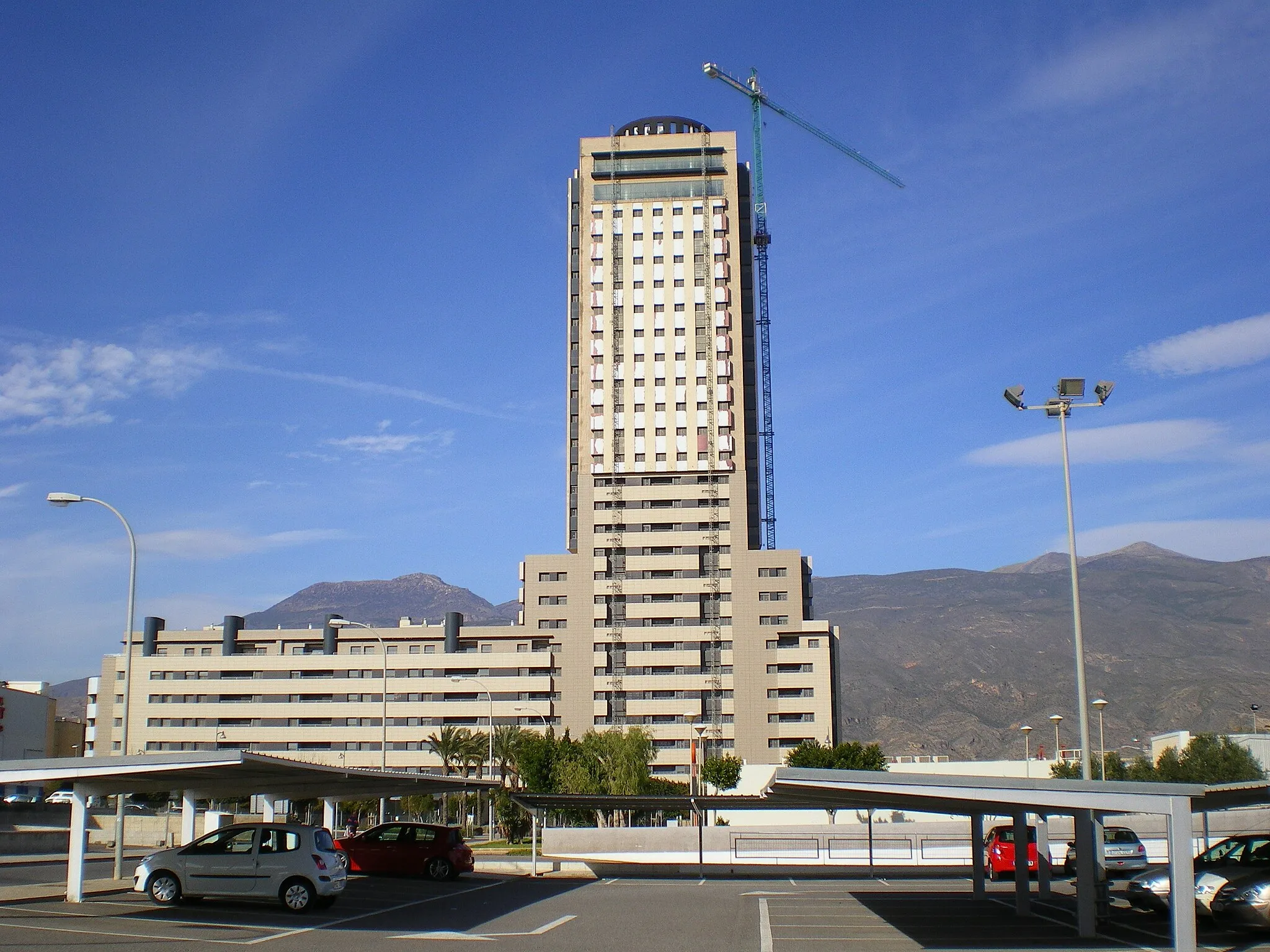 Photo showing: Fotografía de la fachada sur del Edificio Torre Laguna en El Ejido, Almería, España.
