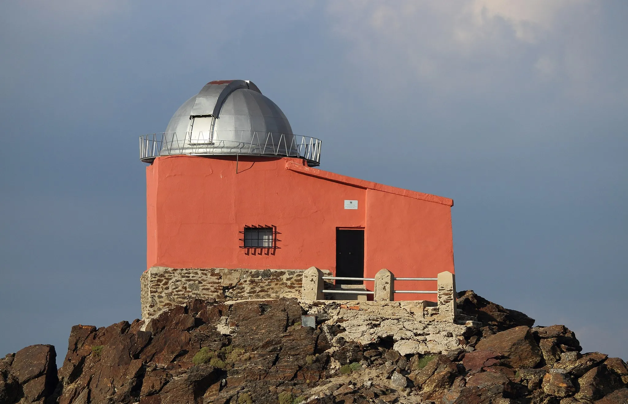 Photo showing: Mohón del Trigo Observatory as seen from the SW from near Monument of Our Lady of the Snows (Sierra Nevada), Spain. For a wider view see also this version created by Jebulon at almost the same time.