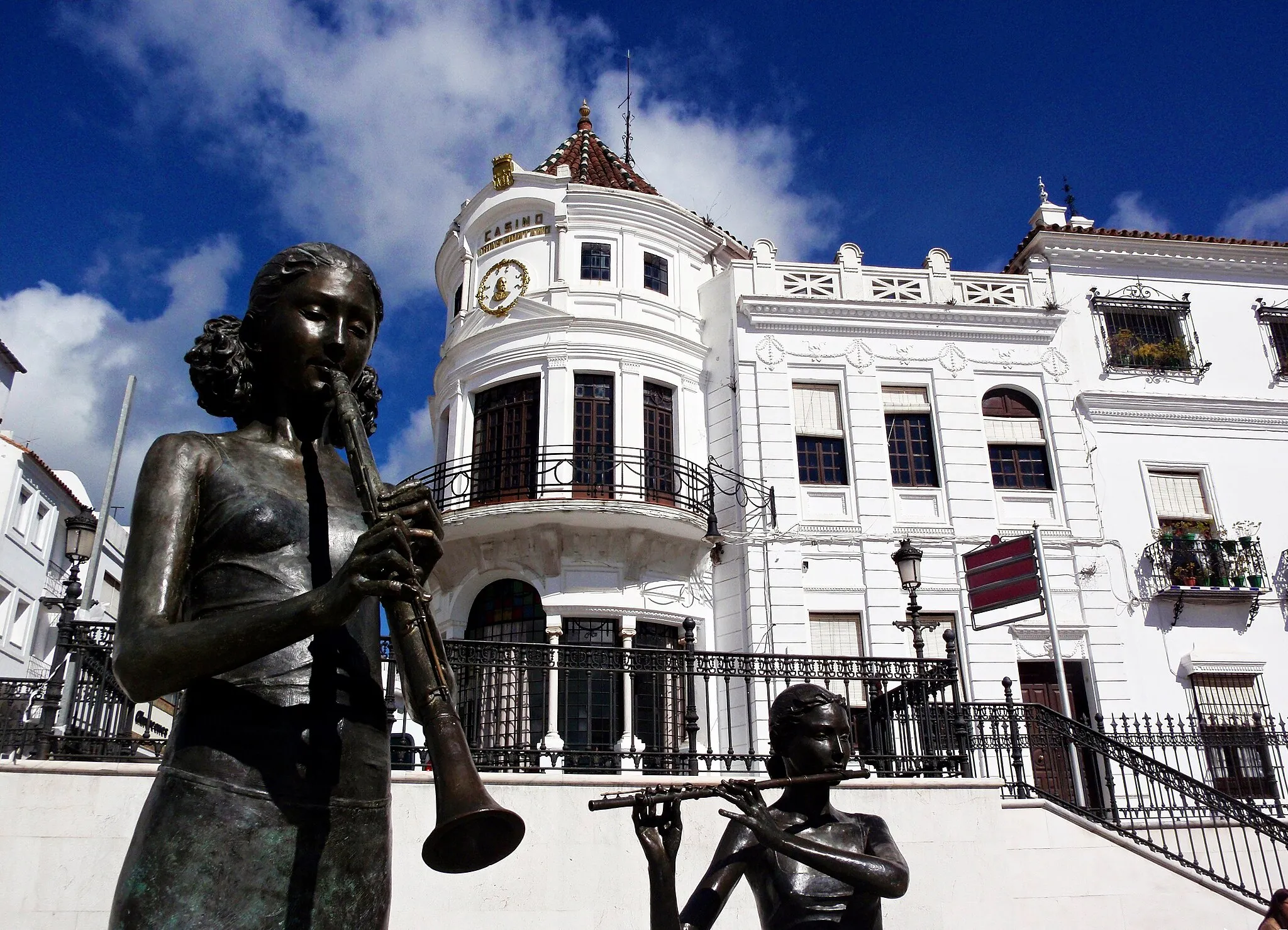 Photo showing: Estatuas en la plaza Marqués de Aracena, Aracena, provincia de Huelva.