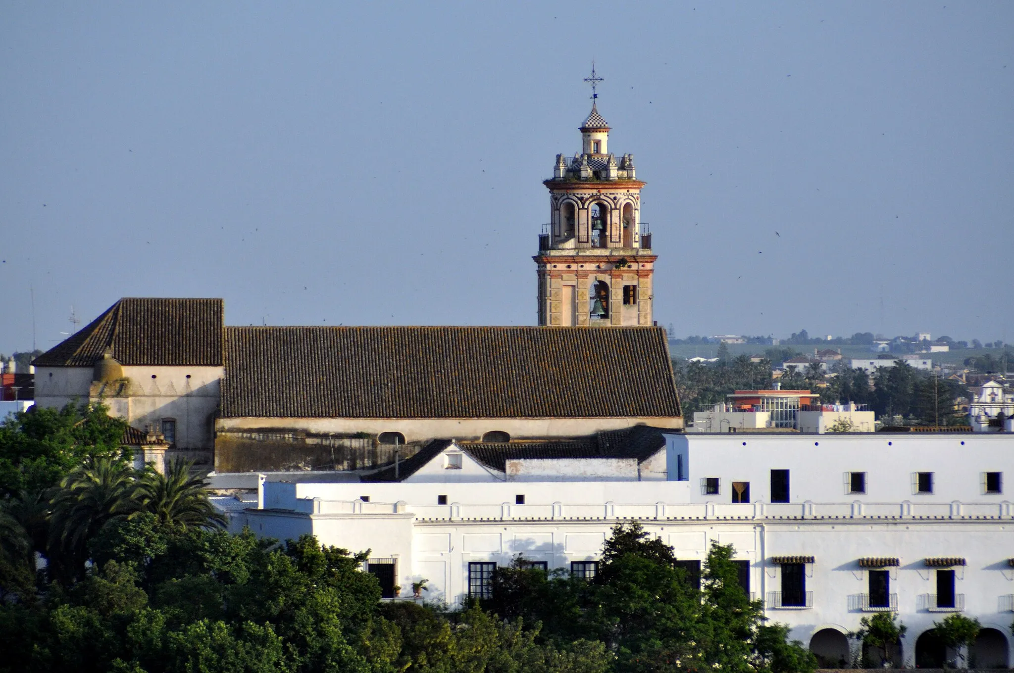 Photo showing: View of the Church of Our Lady of the O and the palace of the Dukes of Medina Sidonia. Sanlúcar de Barrameda, Cádiz, Spain. Picture taken from the top floor of the Guadalquivir Hotel.