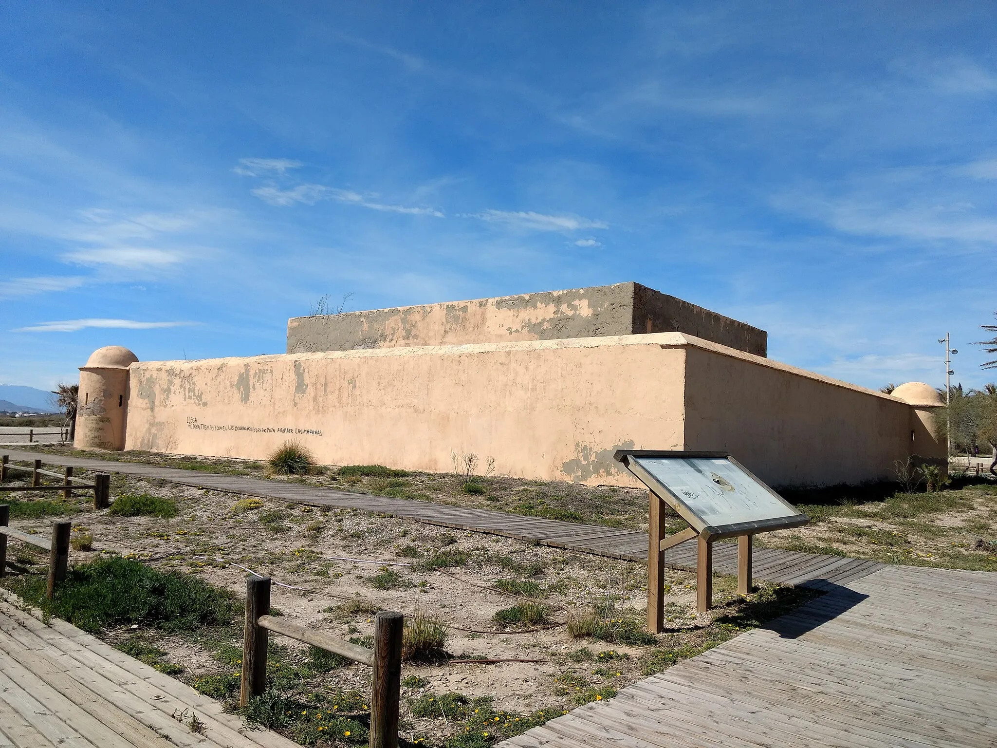 Photo showing: Castillo de Casas Fuertes (Casa Fuerte de la Cruceta), en el paseo de Retamar (Almería), el Toyo.
