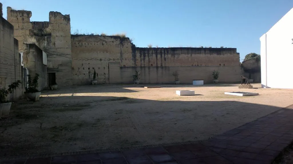 Photo showing: Castillo. Vista de Patio armas y Torre del Homenaje.