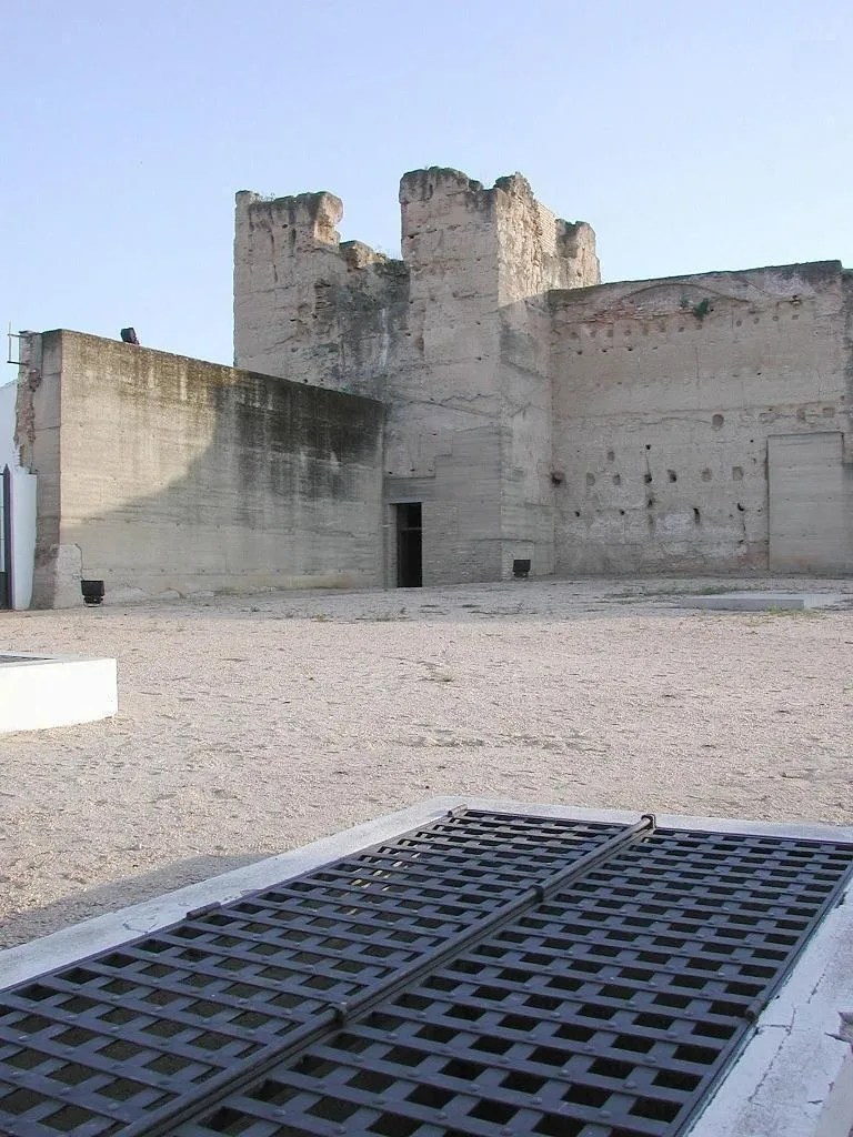 Photo showing: Vista del Castillo de Moguer desde la entrada al aljibe árabe, situado en el patio de armas.