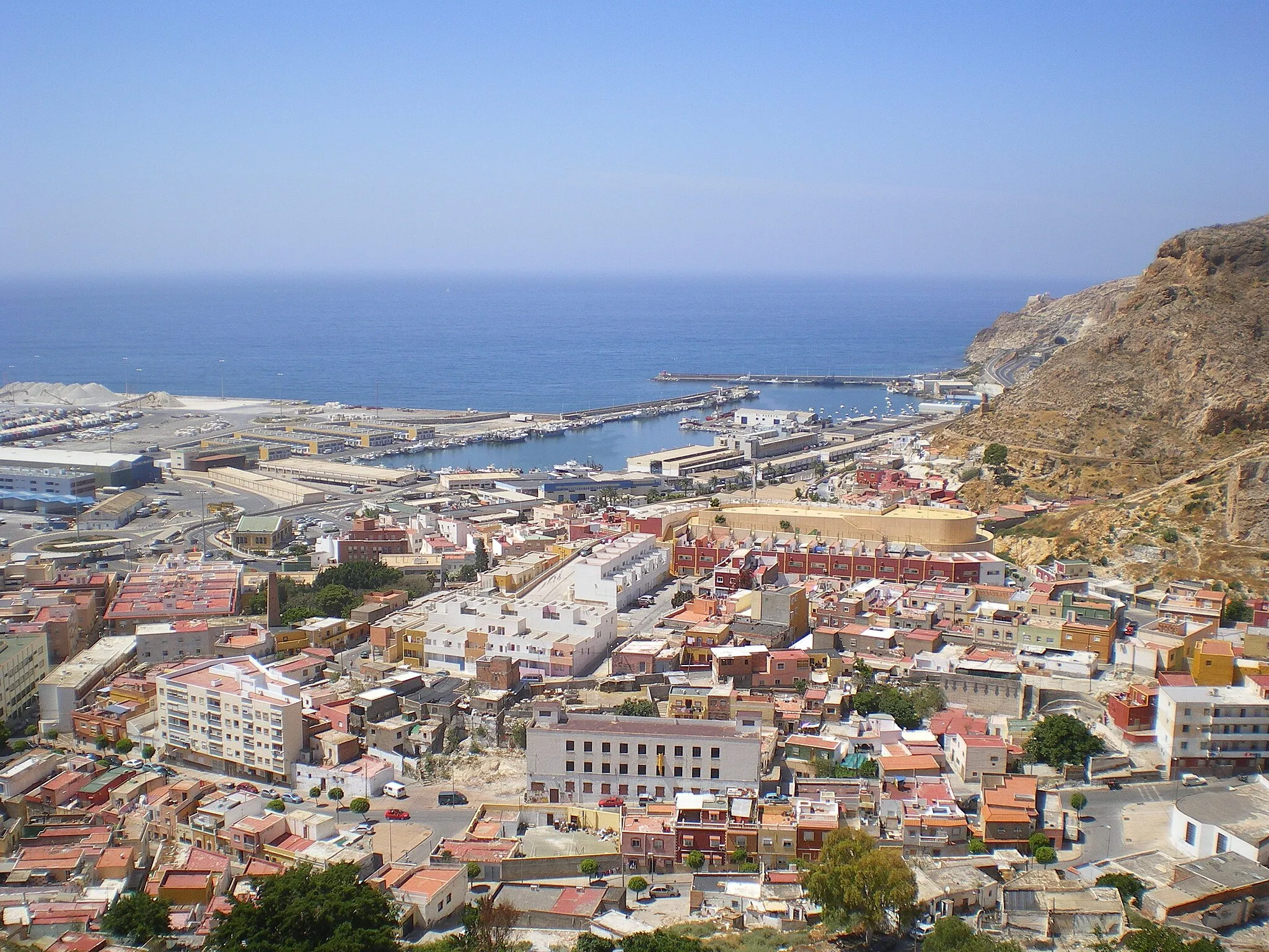 Photo showing: Fotografía del puerto pesquero de Almería, Andalucía, España. En primer término al barrio de La Chanca-Pescadería.