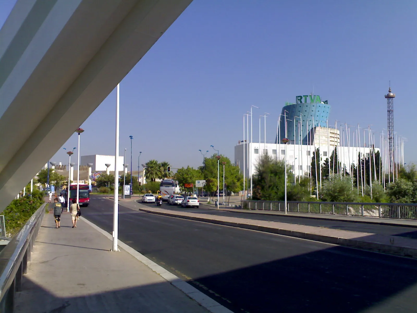 Photo showing: Vista desde el puente de la Barqueta de Isla Magica y RTVA Radio Televisión de Andalucía - junio 2008