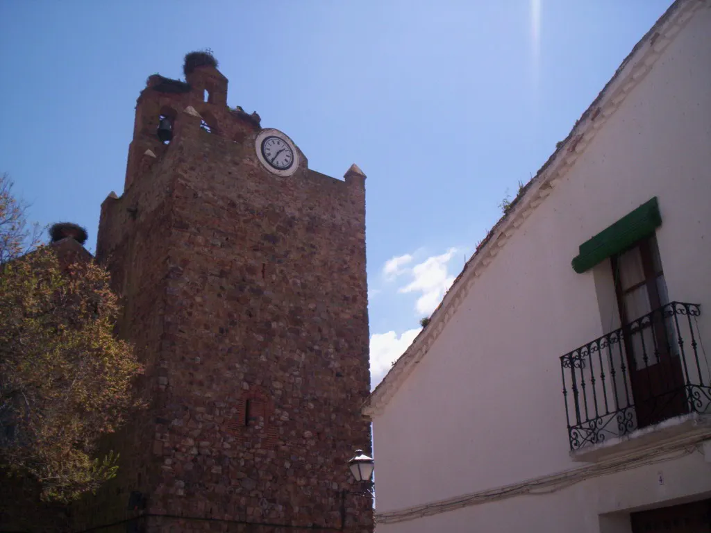 Photo showing: Se edificó sobre el castillo Chillón, en el actual casco urbano, que tras la conquista cristiana pasó a llamarse "Castillo de los Donceles", y que posteriormente fue convertido en Iglesia Parroquial de San Juan Bautista y Santo Domingo de Silos, grandioso edificio de tres naves y artesonado mudéjar, del siglo XVI.