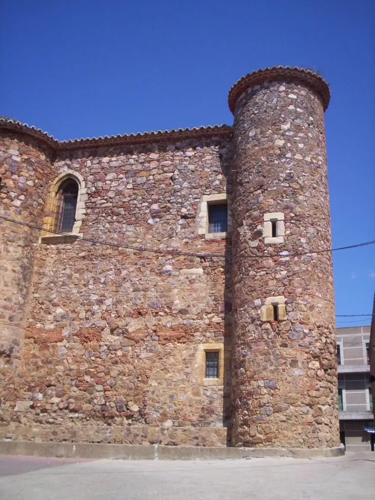 Photo showing: Se edificó sobre el castillo Chillón, en el actual casco urbano, que tras la conquista cristiana pasó a llamarse "Castillo de los Donceles", y que posteriormente fue convertido en Iglesia Parroquial de San Juan Bautista y Santo Domingo de Silos, grandioso edificio de tres naves y artesonado mudéjar, del siglo XVI.