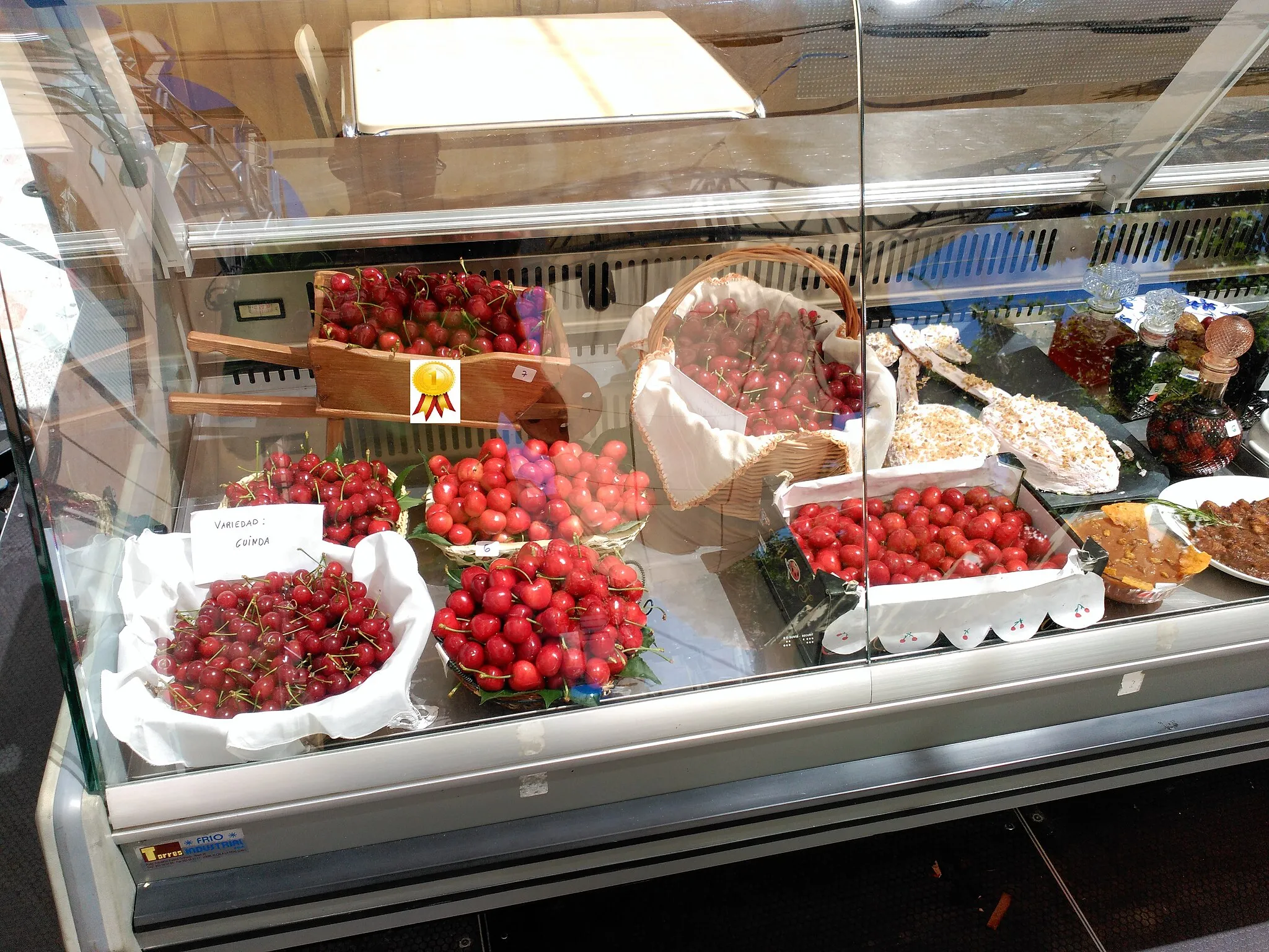 Photo showing: Cerezas presentadas al premio al mejor productor durante la XXXIII edición de la fiesta de la cereza (2016) en Castillo de Locubín