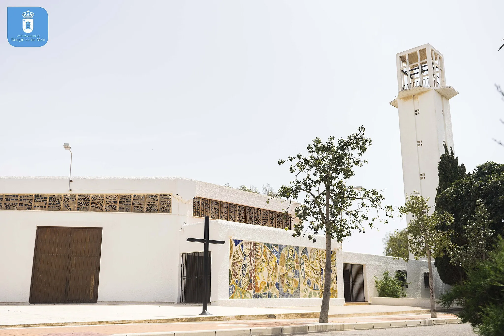 Photo showing: Nuestros barrios...El Solanillo. Iglesia del poblado de colonización El Solanillo, Roquetas de Mar. Mural en cerámica de Antonio Suarez.
RoquetasdeMarMegusta