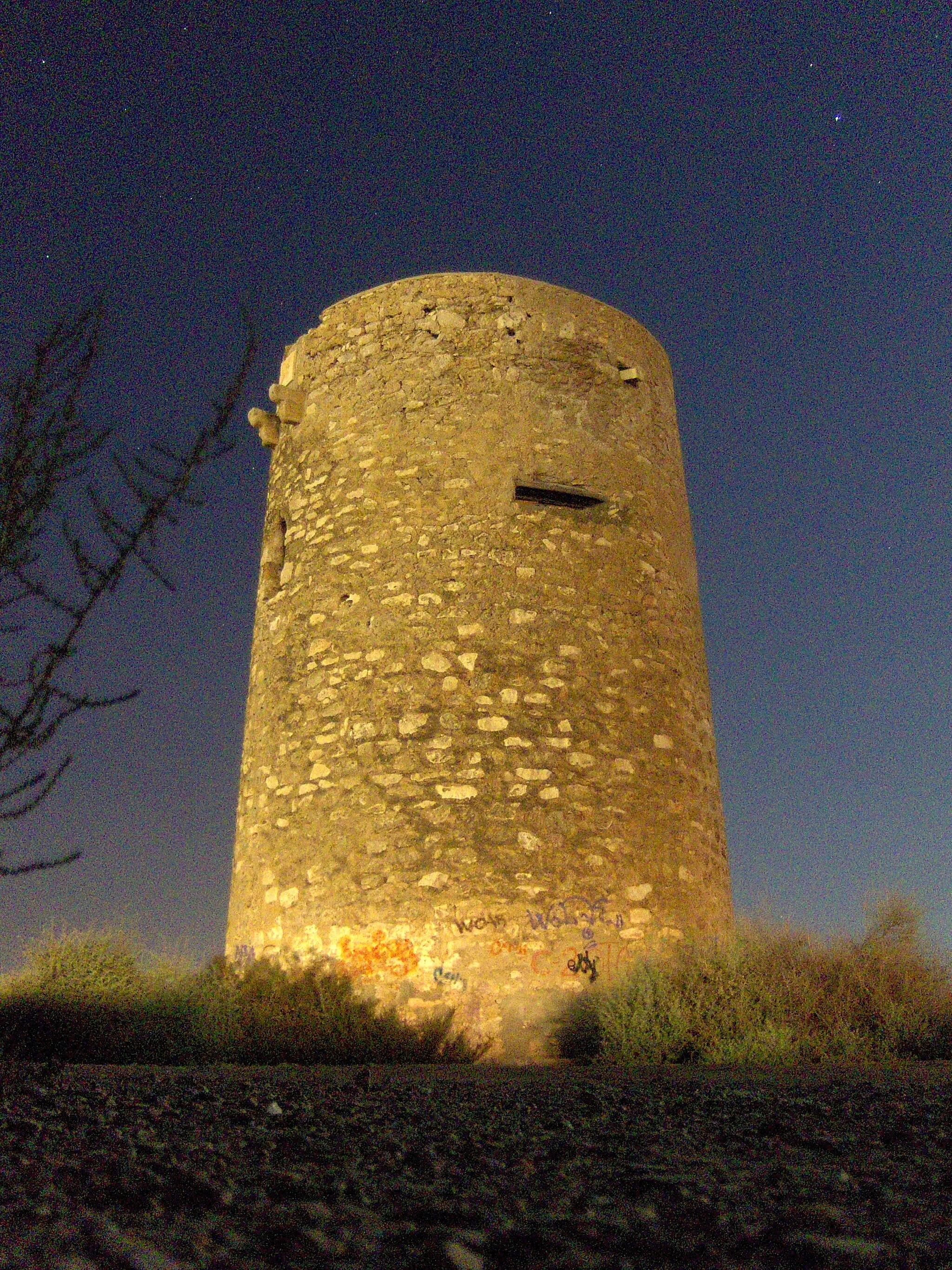 Photo showing: Torre de El Perdigal, en Almería, junto al aeropuerto. Fotografía tomada a las 11 de la noche, con una larguísima exposición.