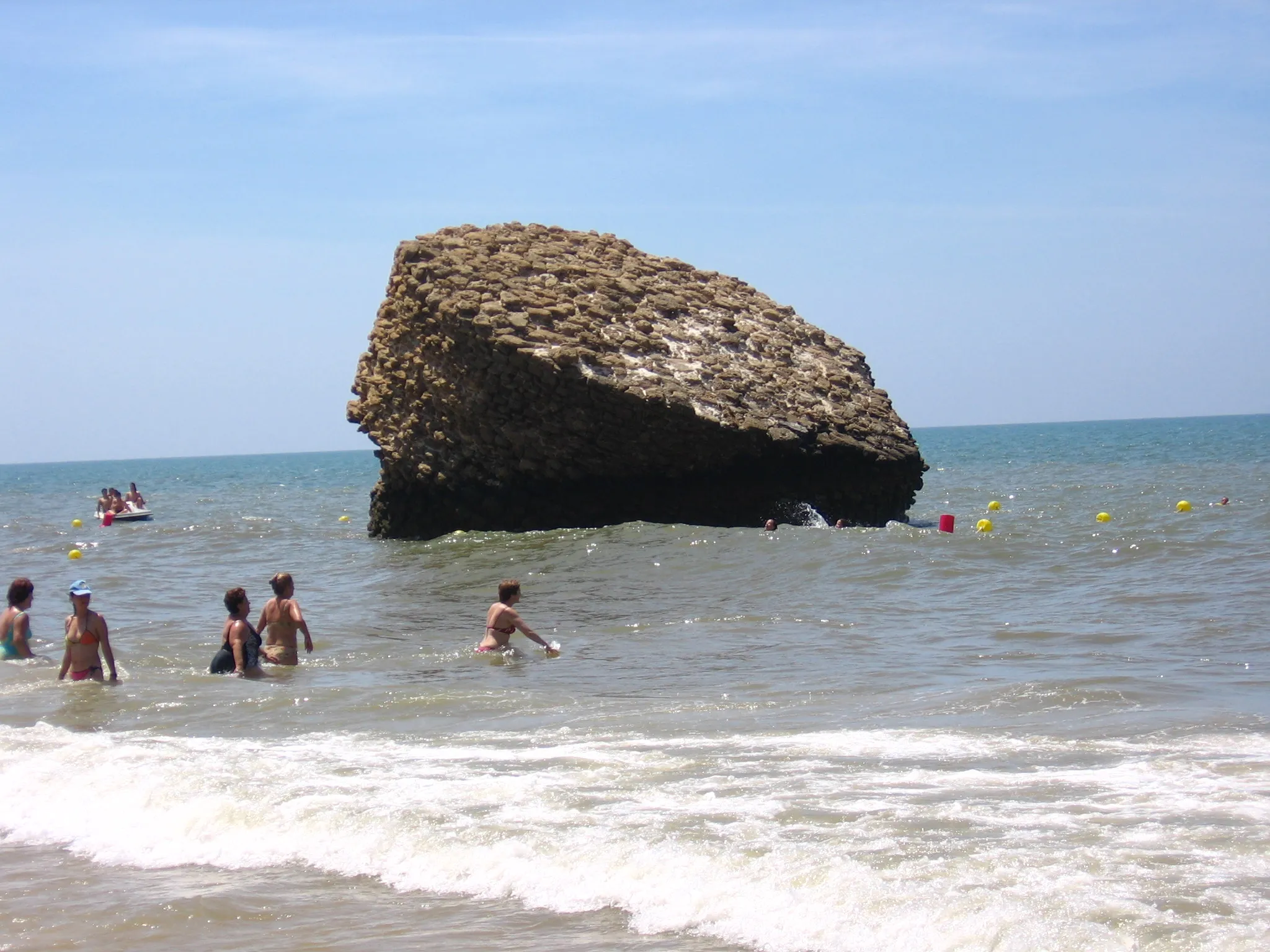 Photo showing: "Tapón" de Matalascañas. Es la parte inferior de un faro antiguo que ahora se asemeja en la forma a un tapón de botella. Es muy identificativo de la playa de Matalascañas.