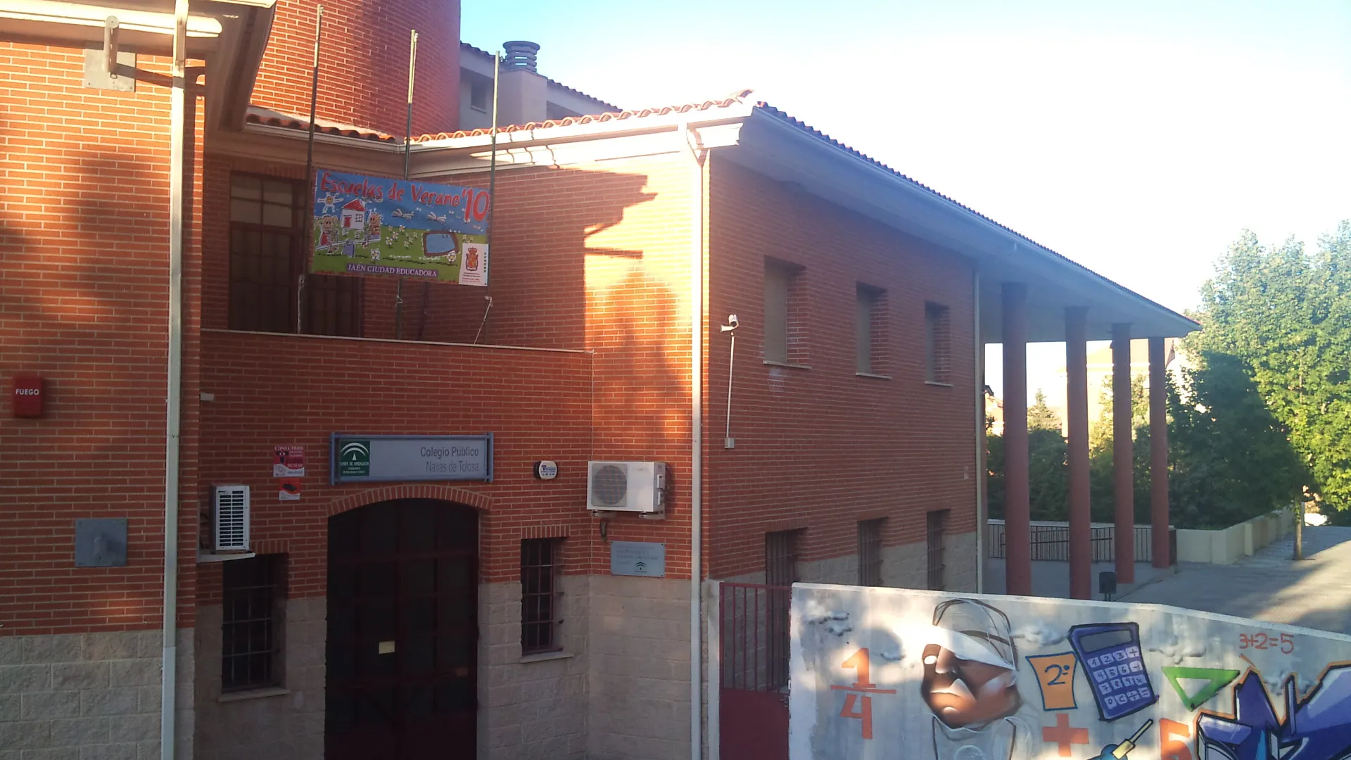 Photo showing: Fachada principal del Colegio Público Navas de Tolosa en Jaén