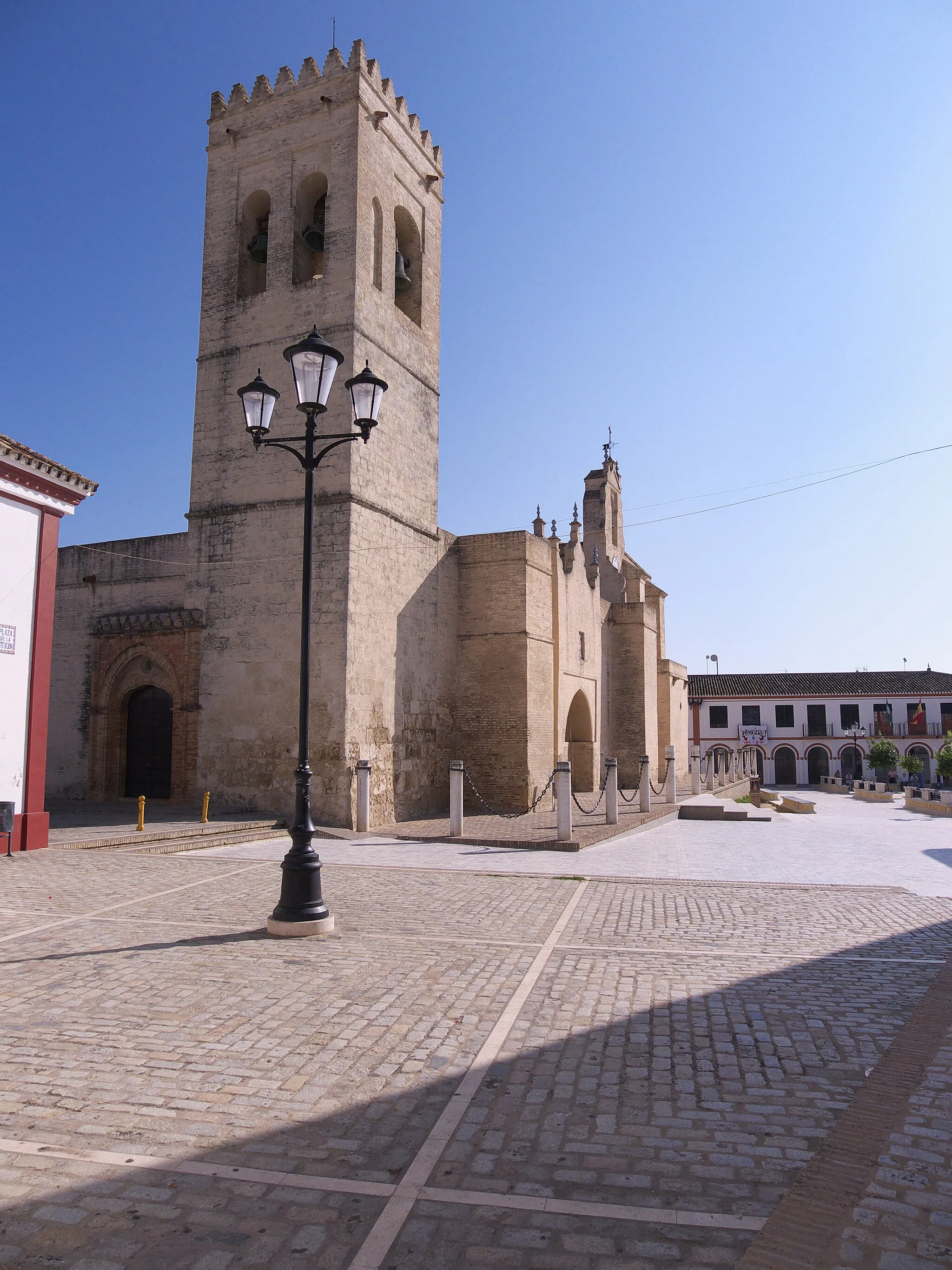 Photo showing: Iglesia de San Bartolomé, Villalba del Alcor, auténtica fortaleza en este alcor. Hoy torre campanario de la iglesia, ayer, torre defensiva.