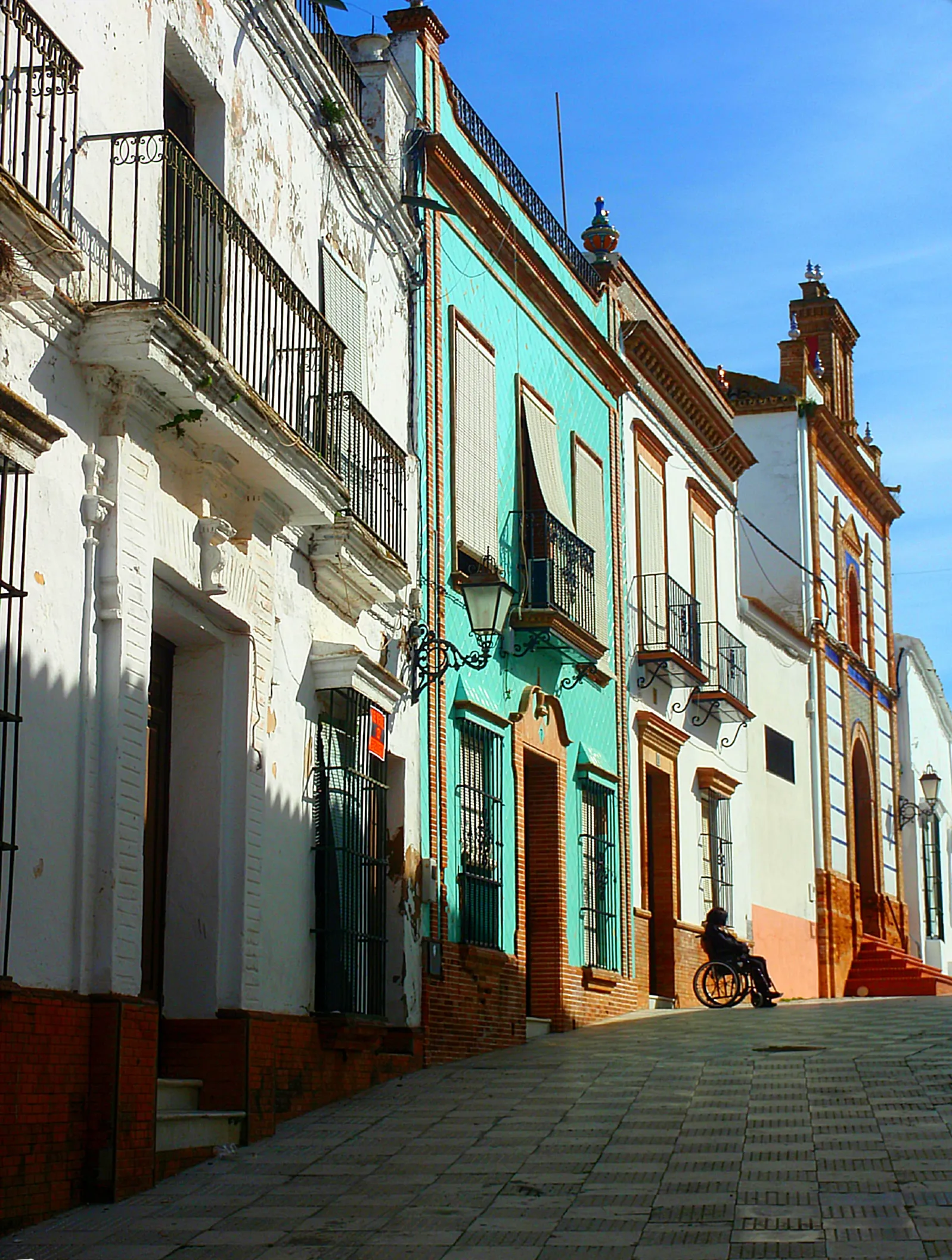 Photo showing: Hilera de casas en una calle de Manzanilla, en la provincia de Huelva (España).