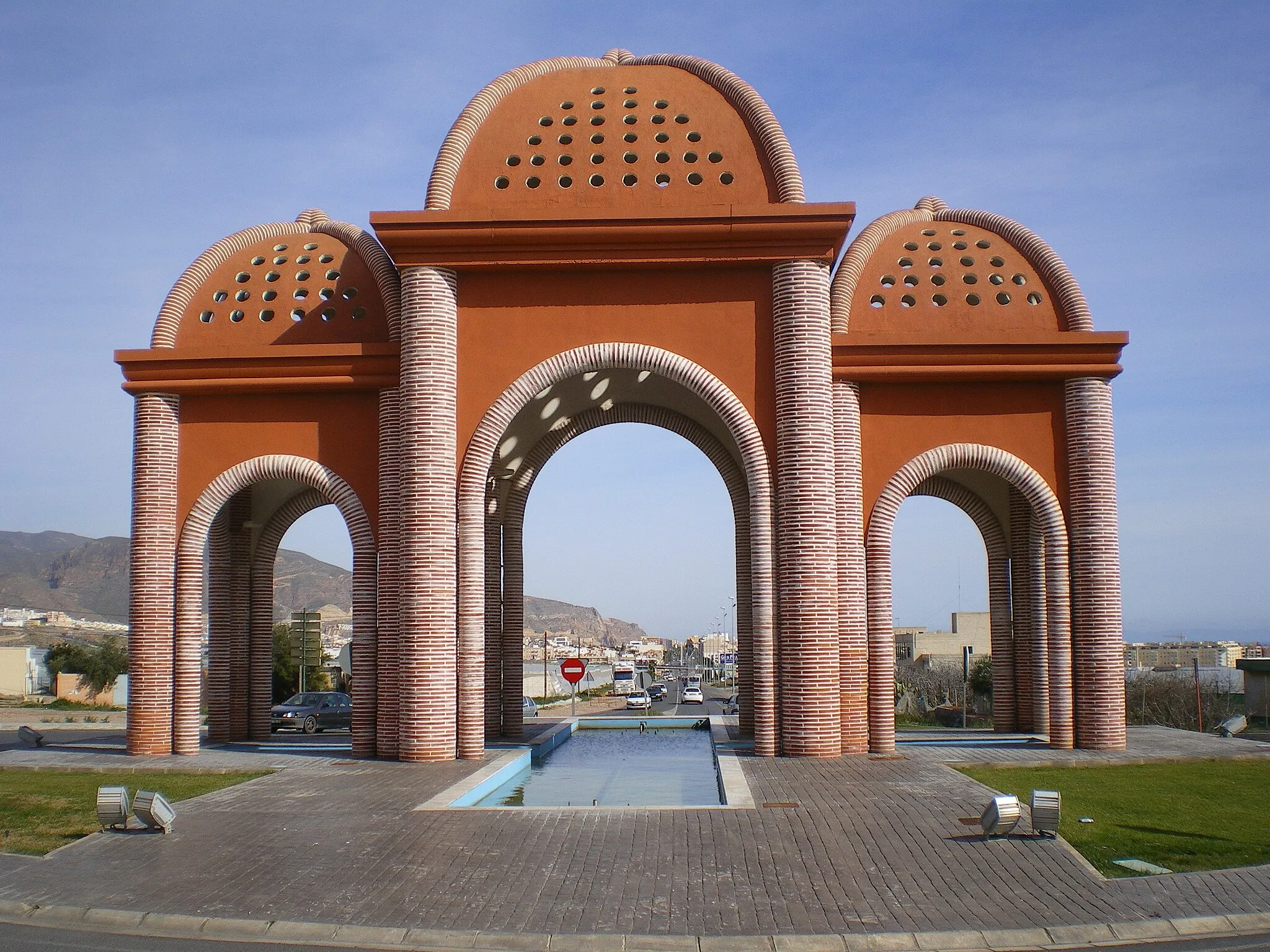Photo showing: Monumento a la entrada Este de Vícar (Almería), España, en aquella dirección, obra de Mª Ángeles Lázaro Guil, ejecutada en 2007.