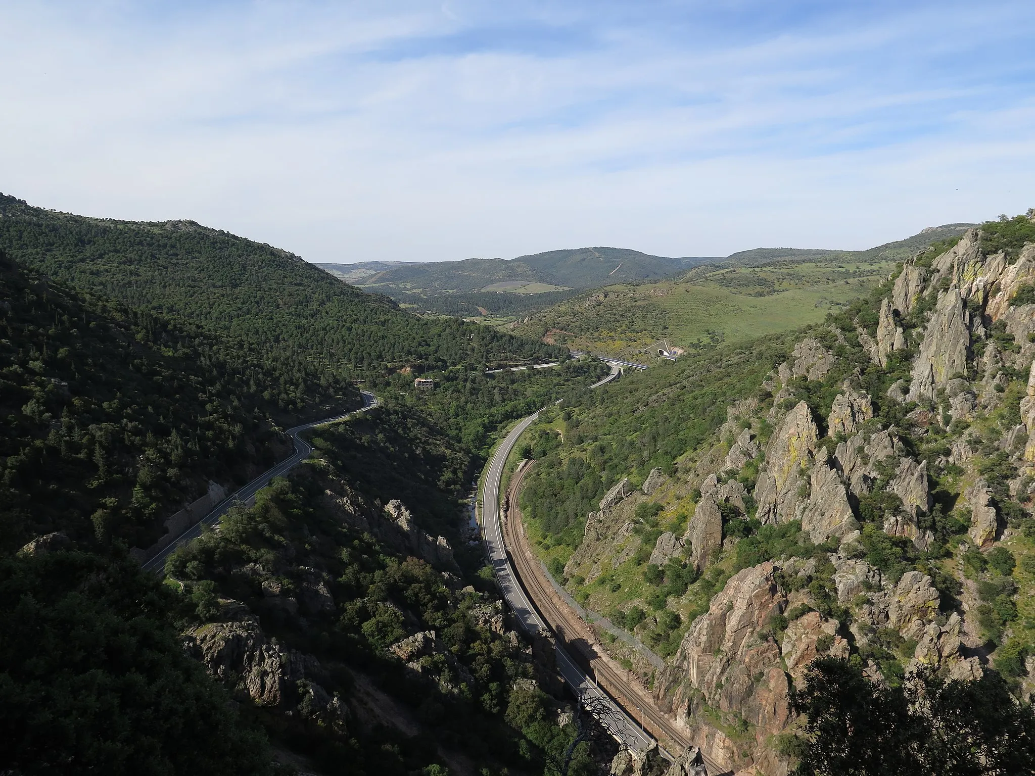 Photo showing: Vista general del paso de Despeñaperros, vista hacia La Mancha.