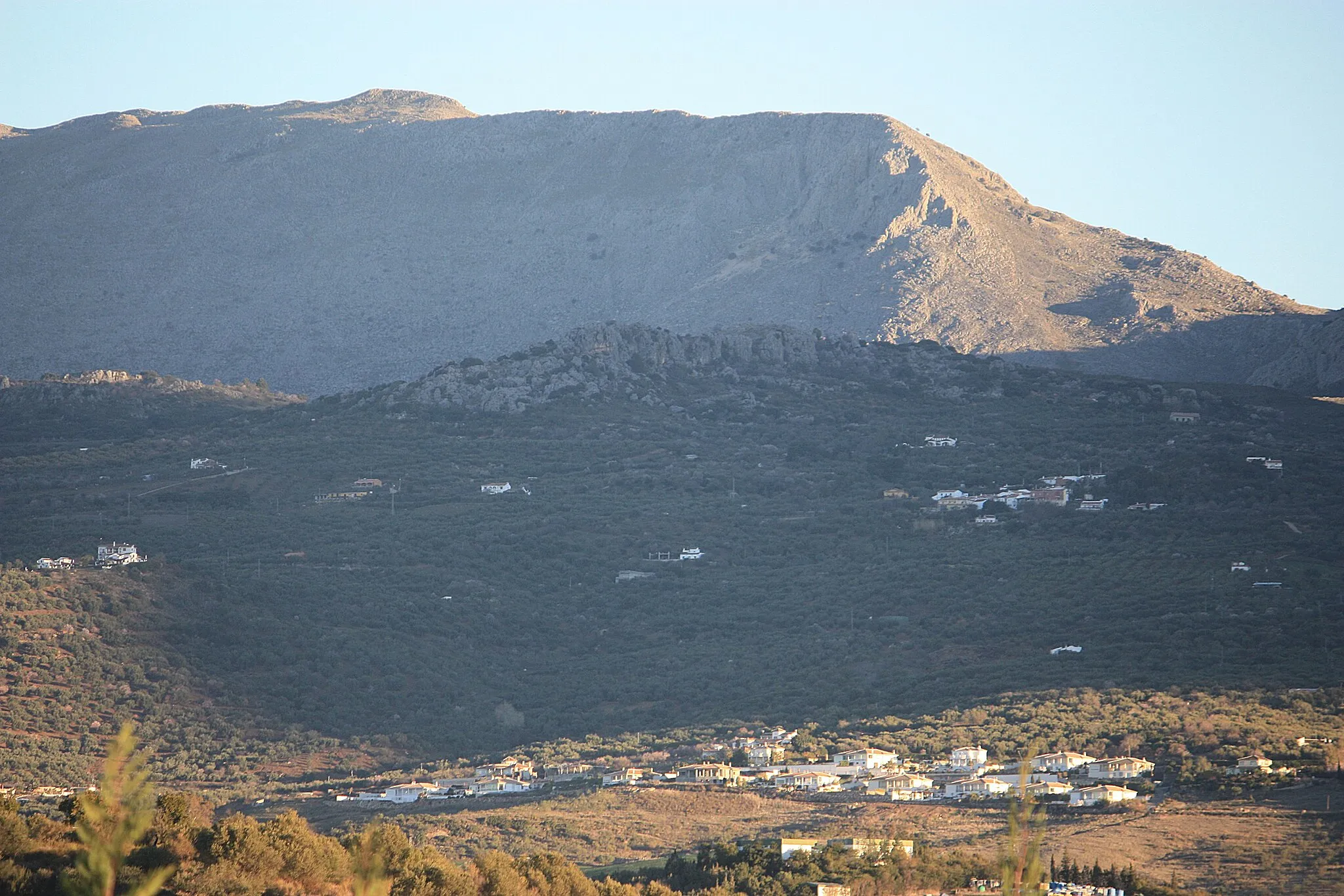 Photo showing: La Viñuela, view from the hotel "La Viñuela" to the mountains "Boquete de Zafarraya"
