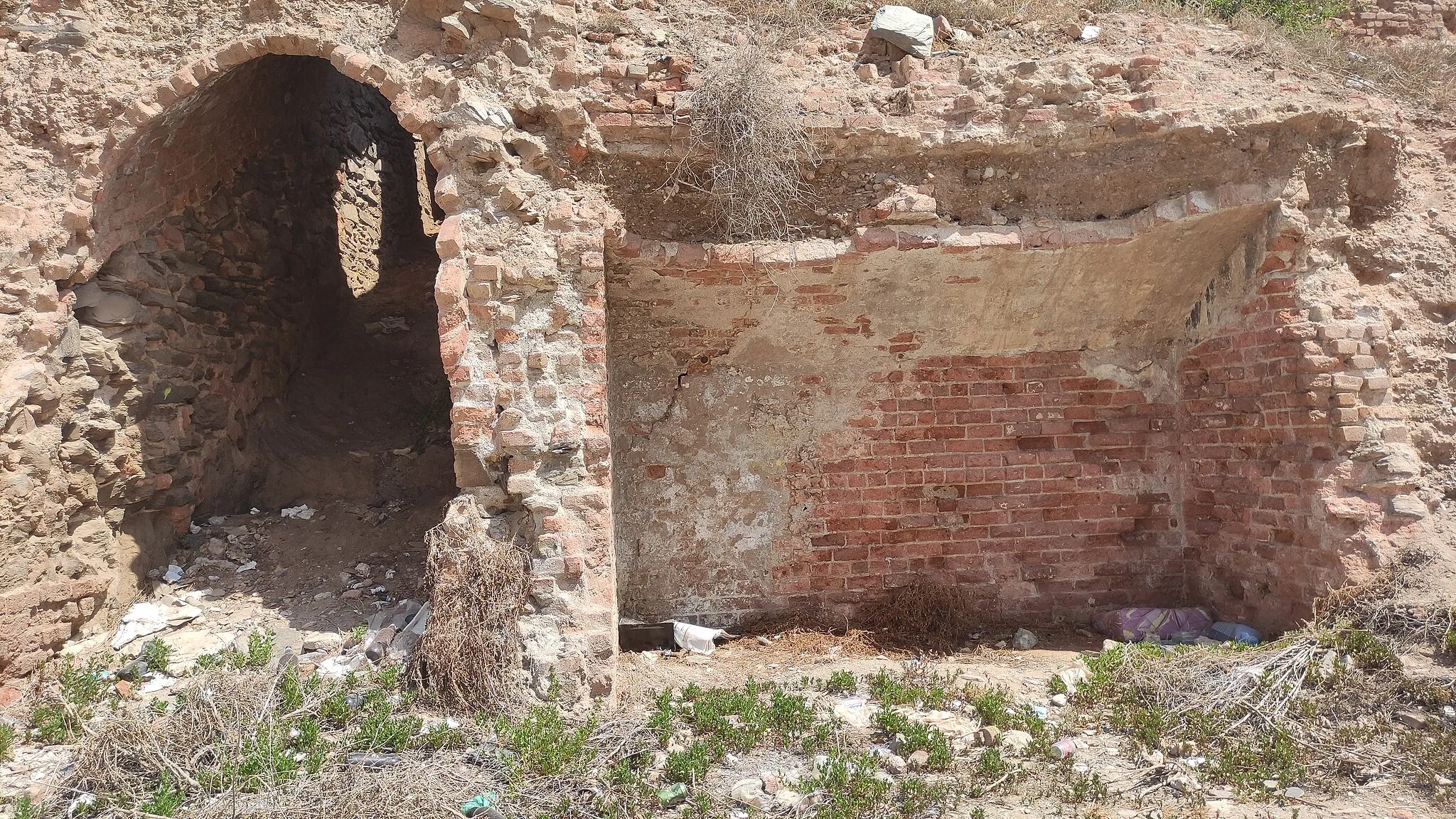 Photo showing: Restos de un horno y arranque de la galería de condensación de la fundición San Andrés, Adra