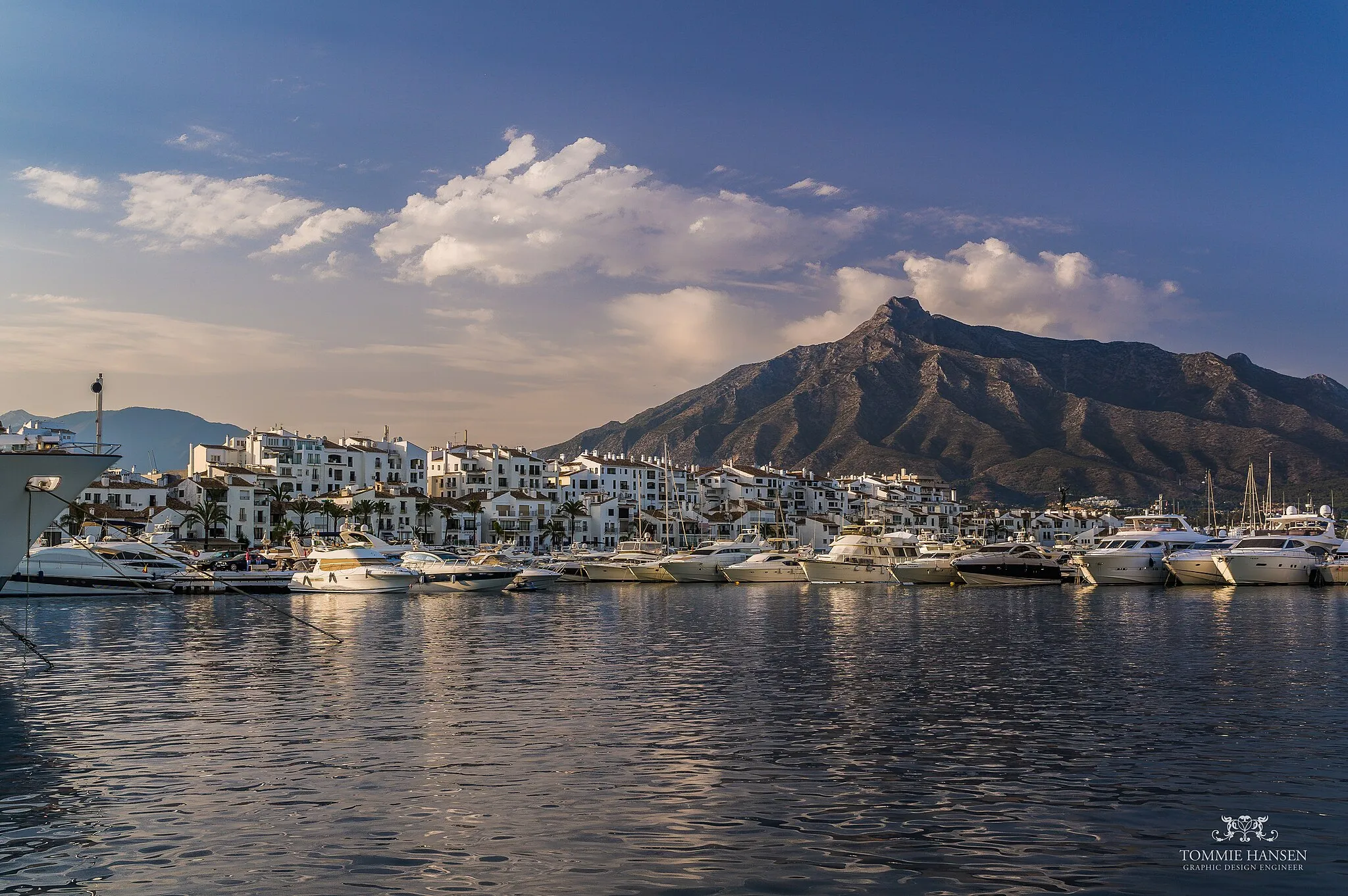 Photo showing: Harbour and mountain backdrop in Puerto Banos, Marbella (Spain)