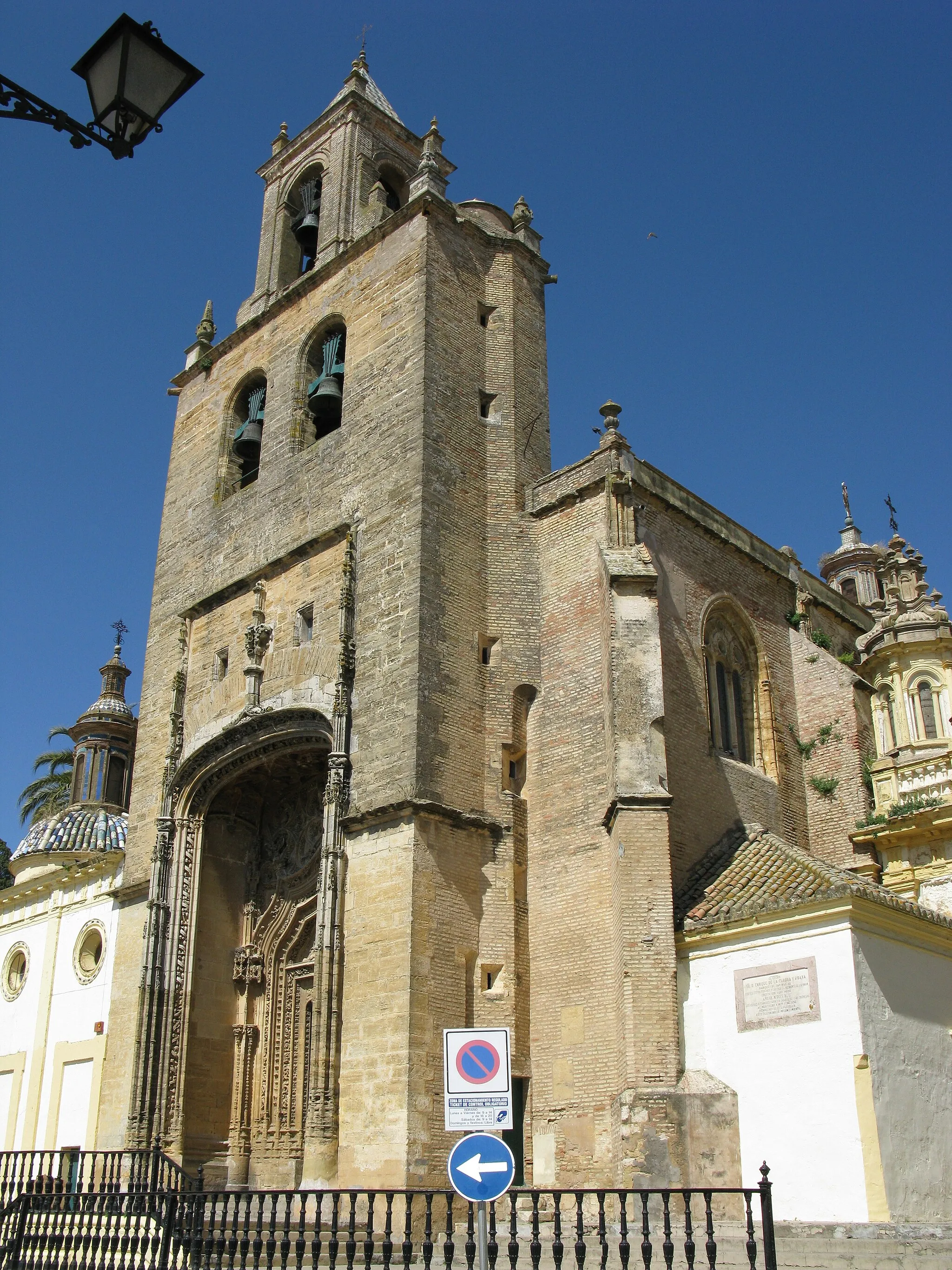 Photo showing: Iglesia de Santiago el Mayor, de Utrera (Sevilla). Iglesia parroquial, declarada Bien de Interés Cultural en calidad de Monumento histórico-artístico desde 1977.[1] Es un templo gótico del siglo XIV con una larga historia. Su planta de tipo de salón se encuentra dividida por pilares fasciculados y cubiertas de bóvedas nervadas de gran belleza. Posteriormente, las naves se vieron completadas con cúpula renacentista y capillas barrocas y neoclásicas.
Referencias

↑ BOE núm. 25, de 29 de enero de 1977, página 2.223.