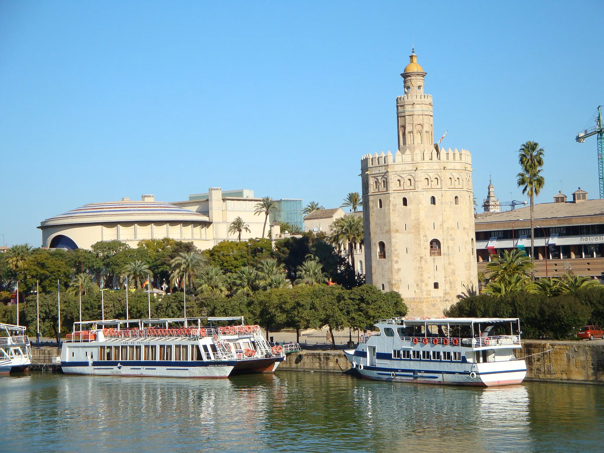 Photo showing: Torre del Oro y Teatro de La Maestranza vistos desde el puente San Telmo (Sevilla)