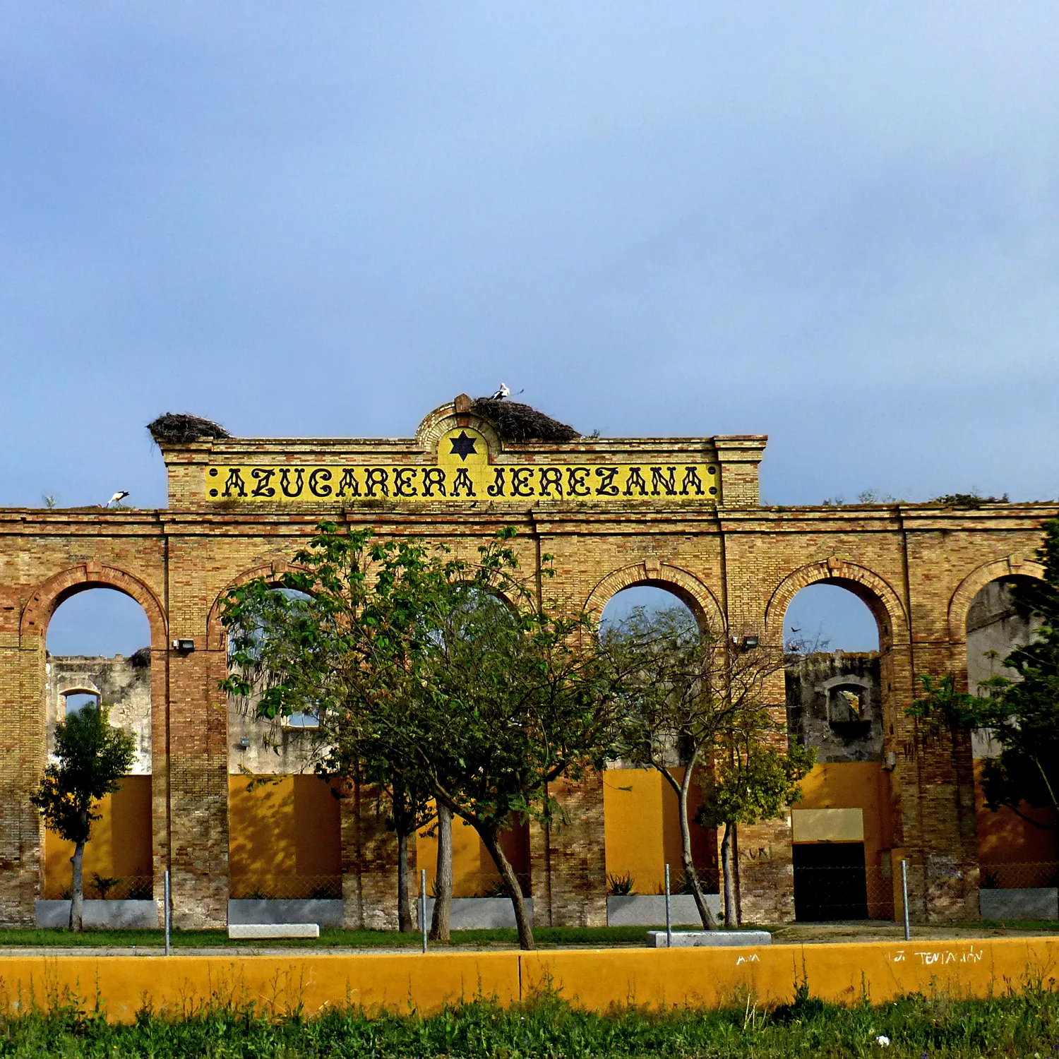Photo showing: Vista de las antiguas instalaciones de la Azucarera Jerezana, en Jerez de la Frontera (España).
