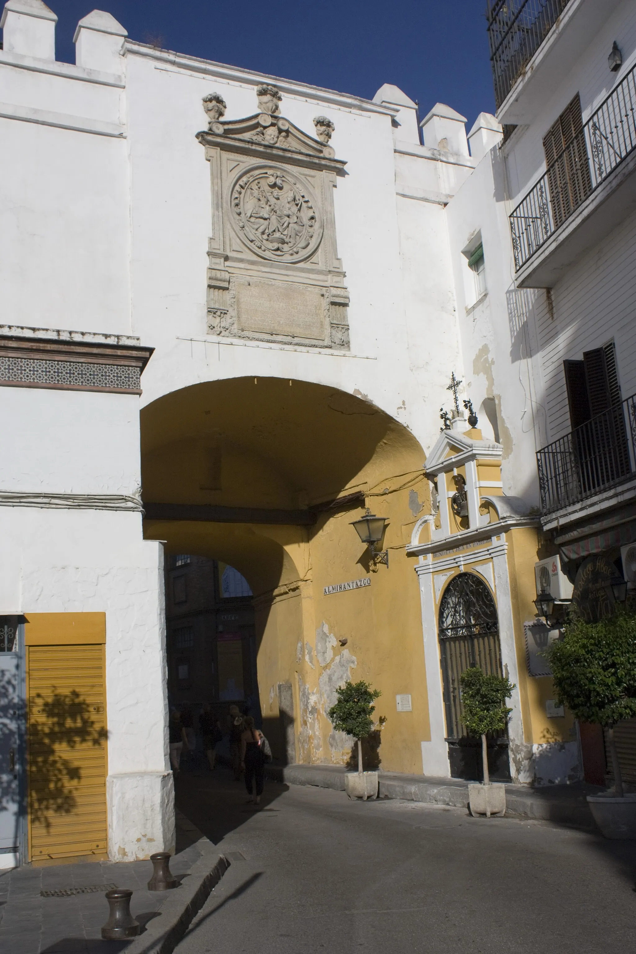 Photo showing: The doorway of el Almirantazgo (Admiralty house), pierced in the old city walls, provides access to the Plaza del Calbildo