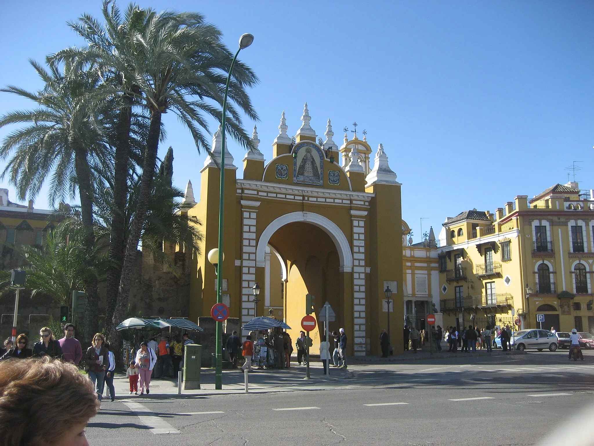 Photo showing: A view of the Arco de la Macarena.