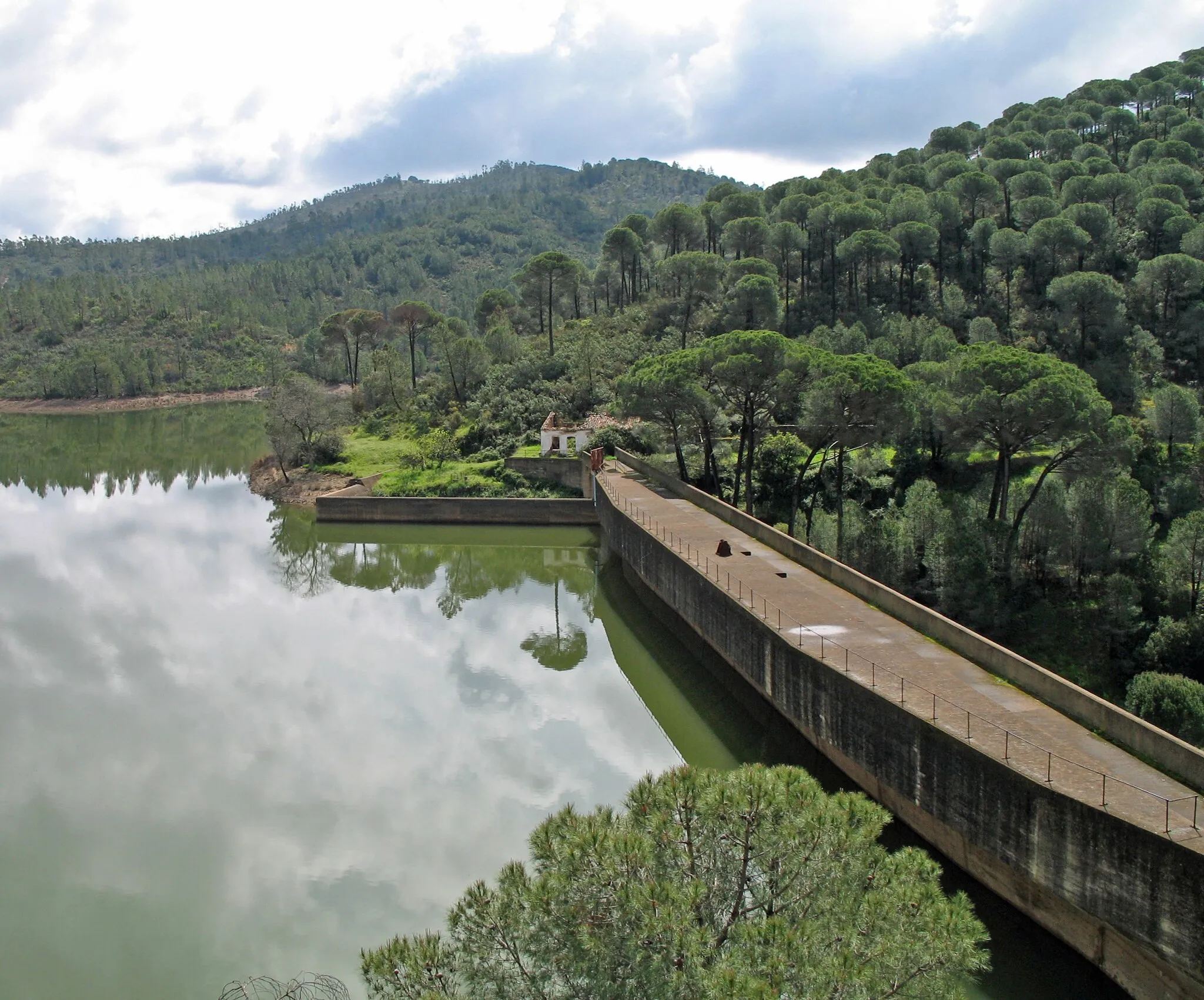 Photo showing: Campofrío dam and reservoir (Huelva, Spain)