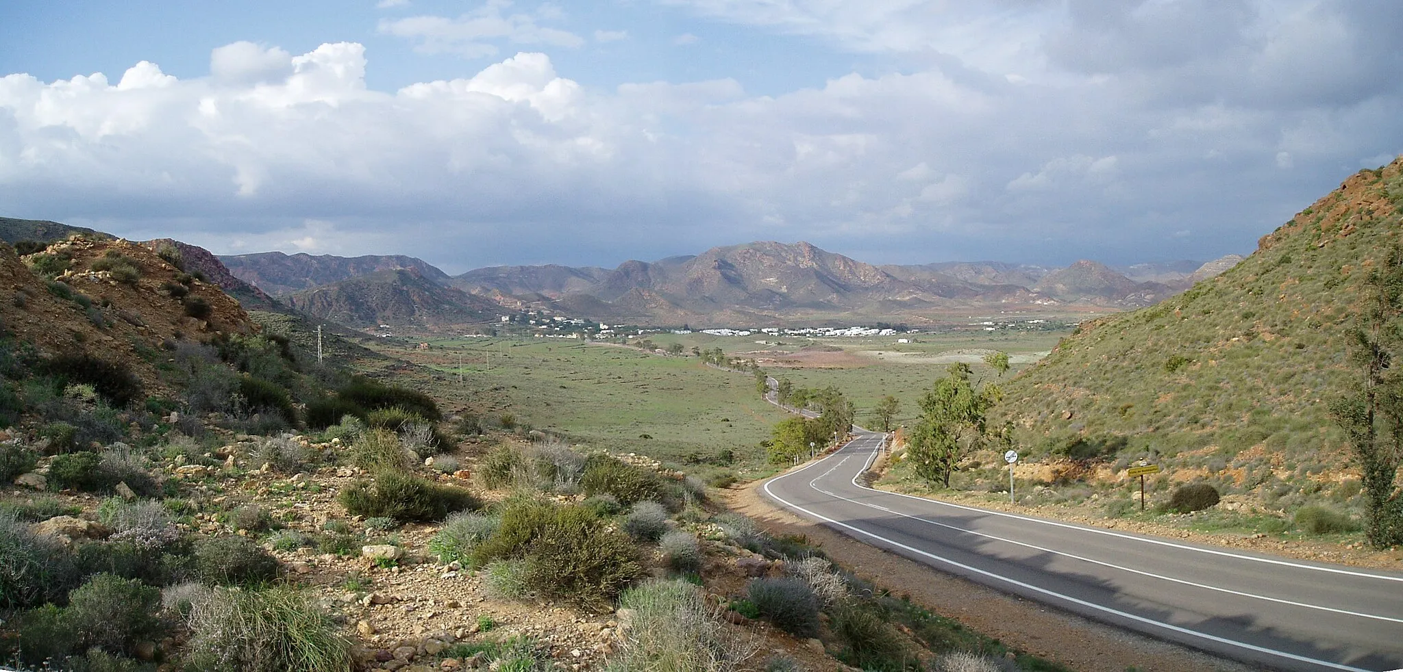Photo showing: Panoramic view of Valle de Rodalquilar in Andalusia, Spain. View northwards from the mountain pass close to Mirador de la Amatista.