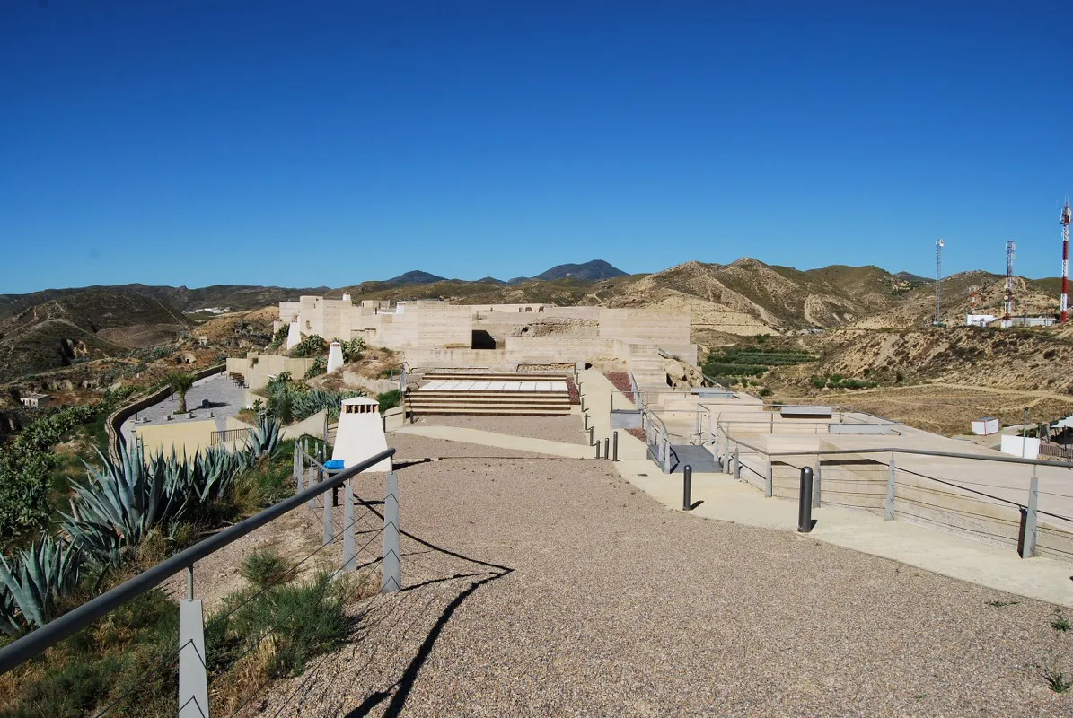 Photo showing: Vista del Recinto inferior y superior del Castillo de Nogalte