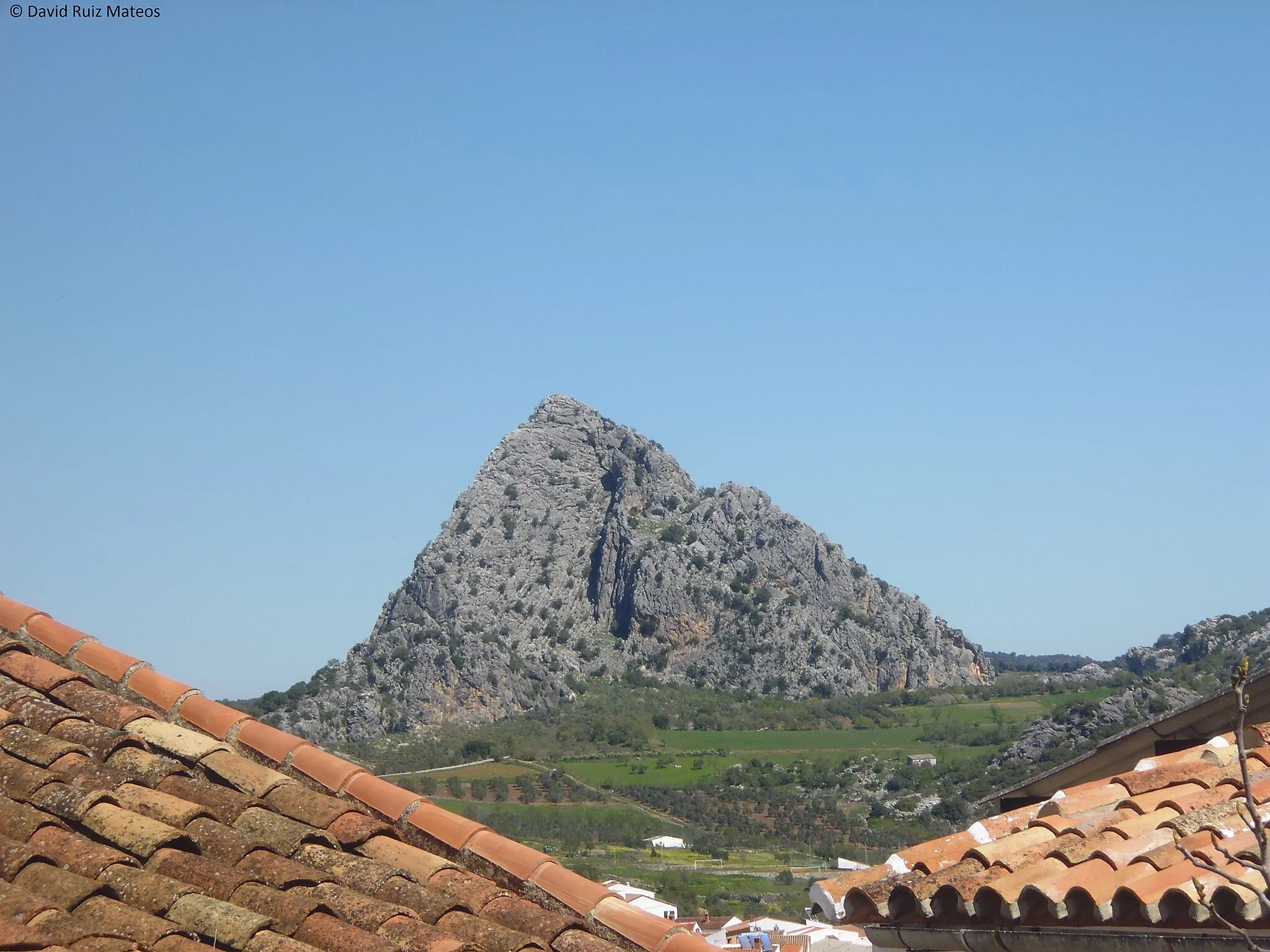 Photo showing: Cerro Tavizna desde la población de Montejaque.