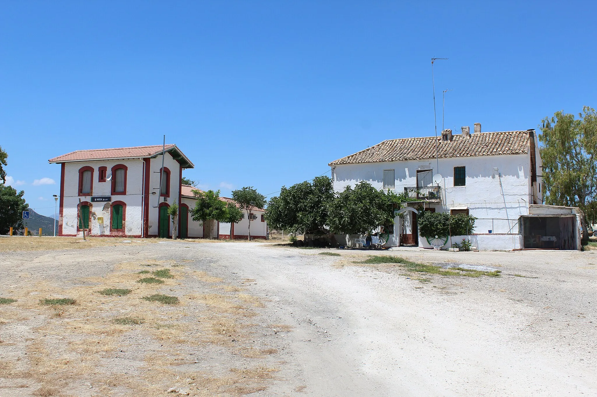 Photo showing: Vista del apeadero de la Estación de Huesa y de una de las casas.