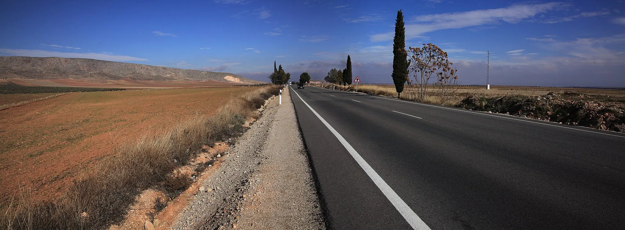Photo showing: La carretera A-308 en las inmediaciones de la Cueva Horá, en el municipio de Darro (Granada, España).