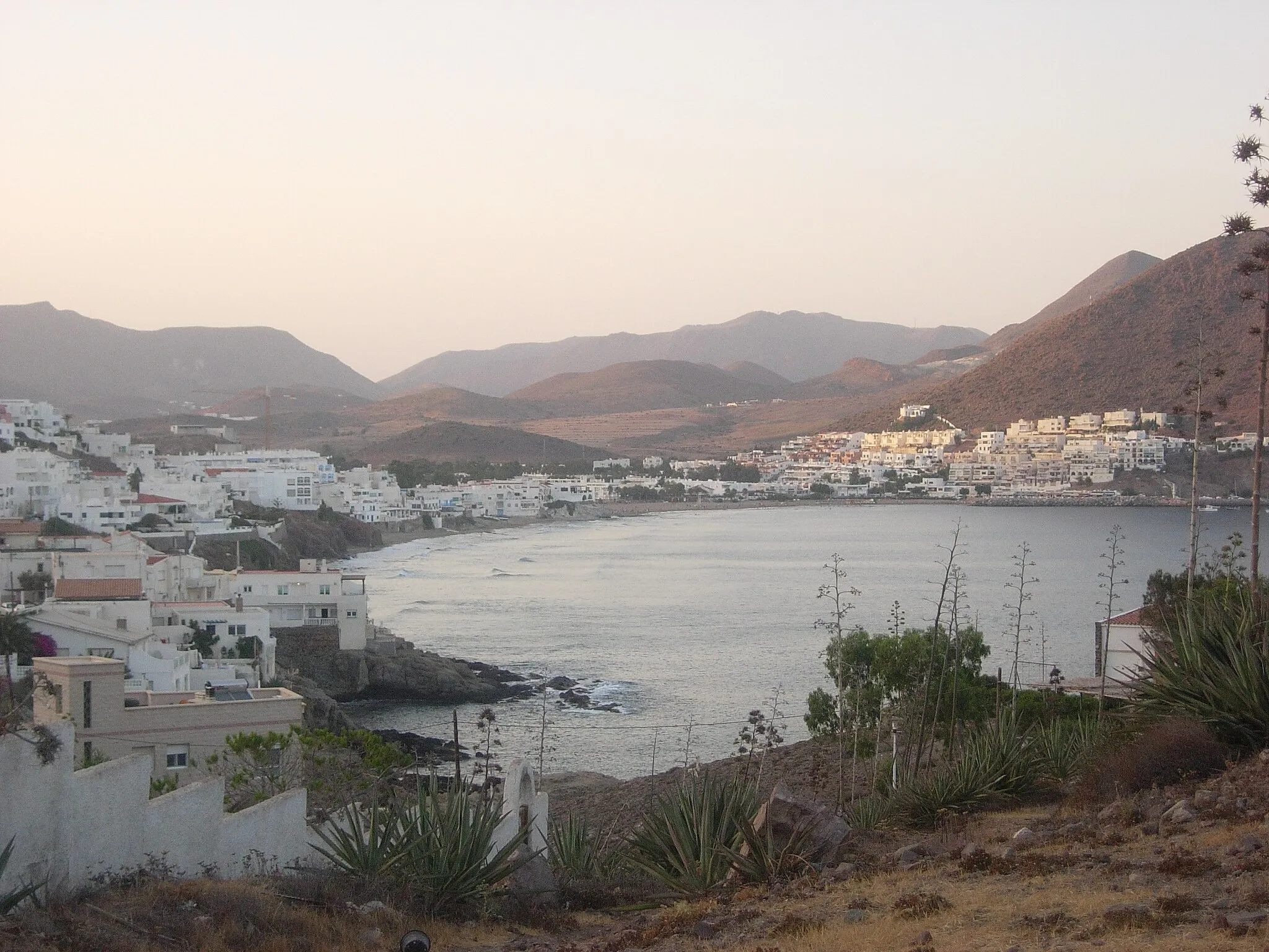 Photo showing: Almerian houses near a lake of Almeria, Andalusia (Spain)