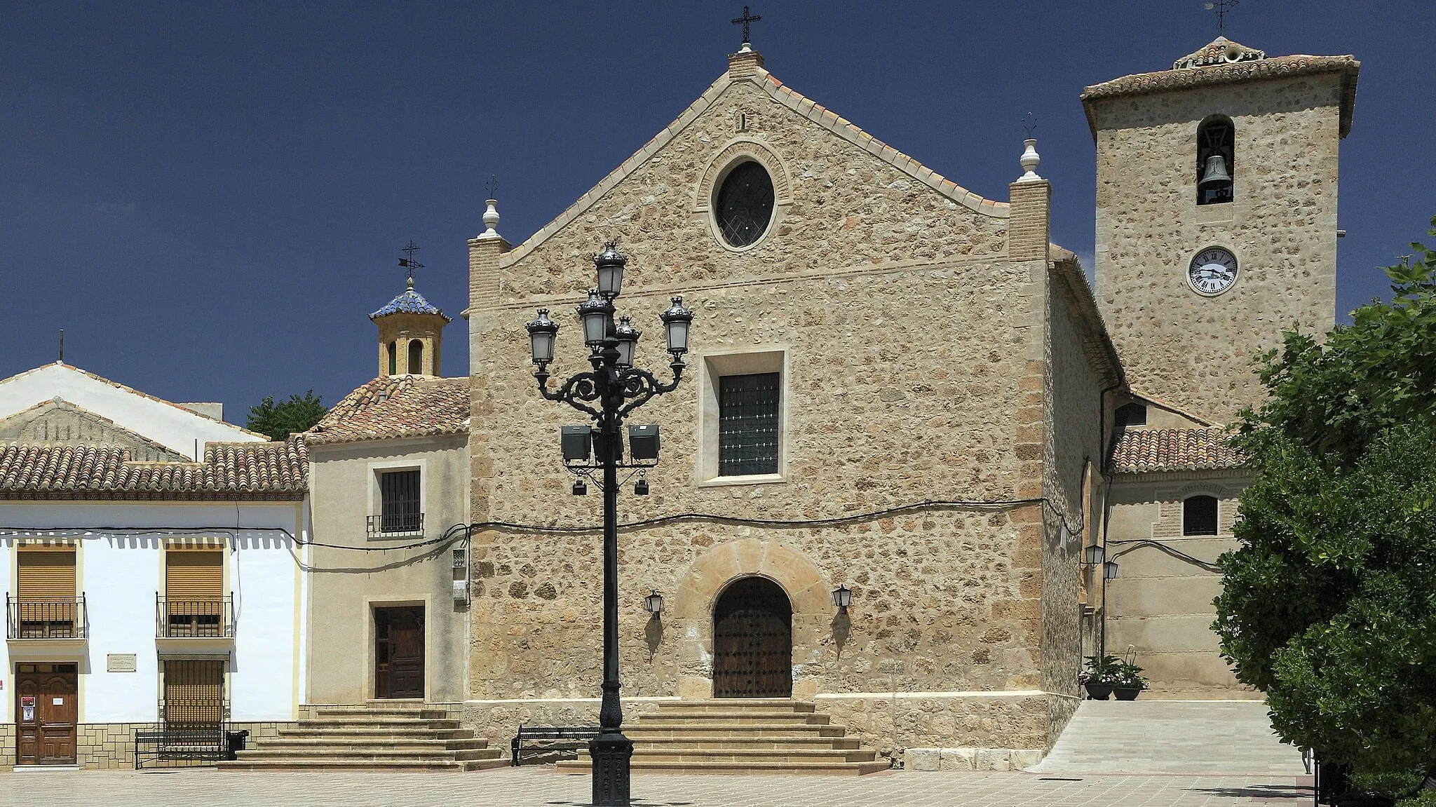 Photo showing: Die Kirche auf der Ostseite des dreieckigen Platzes heißt passend dazu Nuestra Señora de la Encarnación.