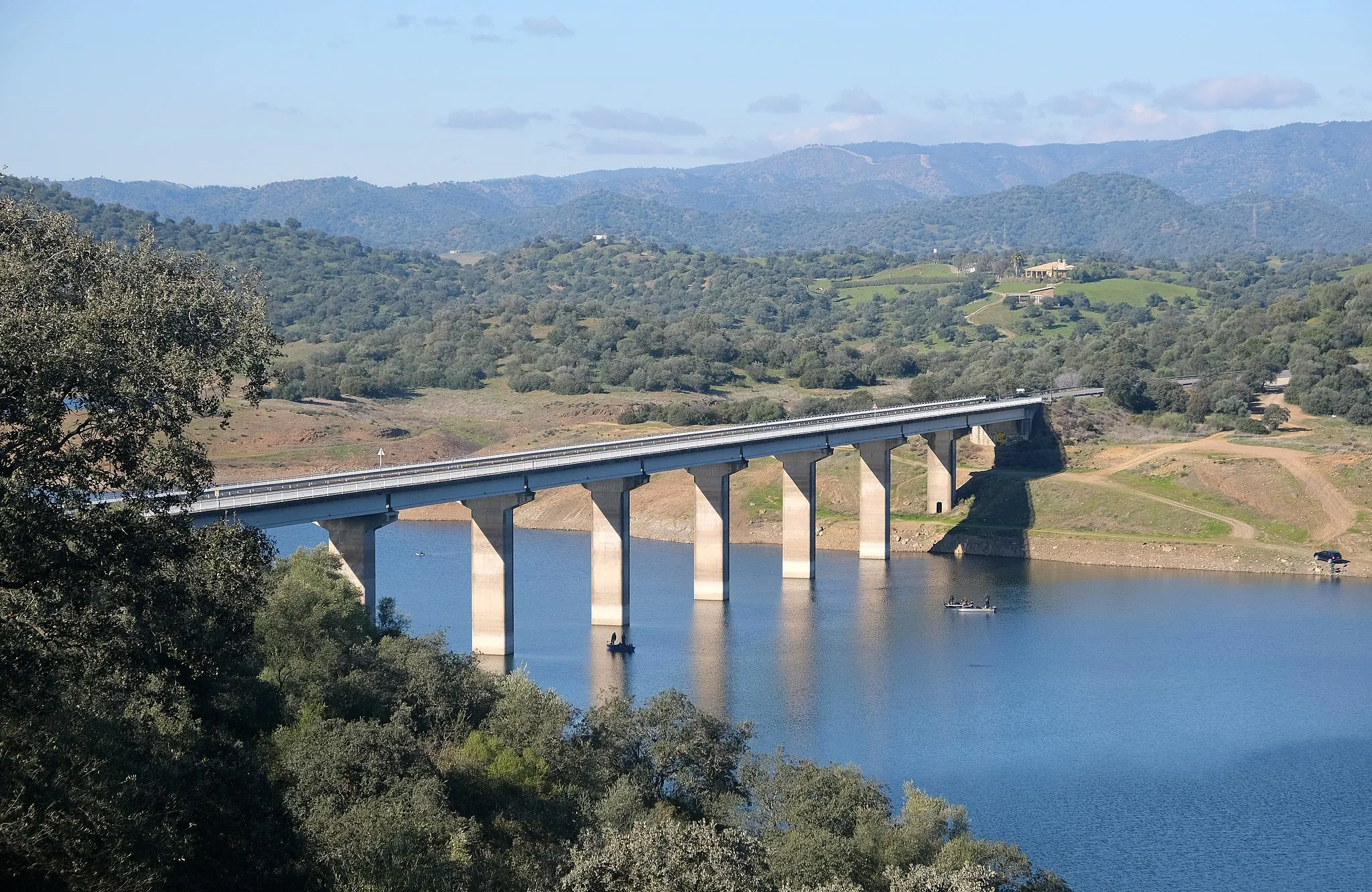 Photo showing: Road bridge over San Rafael de Navallana Reservoir on road CH-1, Andalusia, Spain.