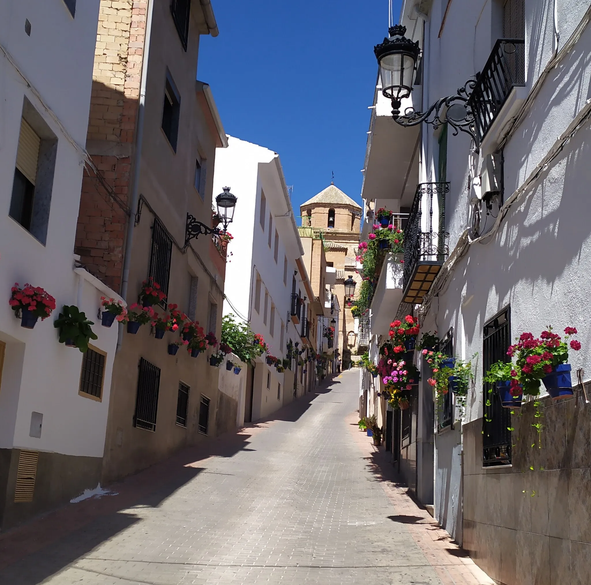 Photo showing: Calle Umbría de Huelma, al fondo la Iglesia de la Inmaculada Concepción