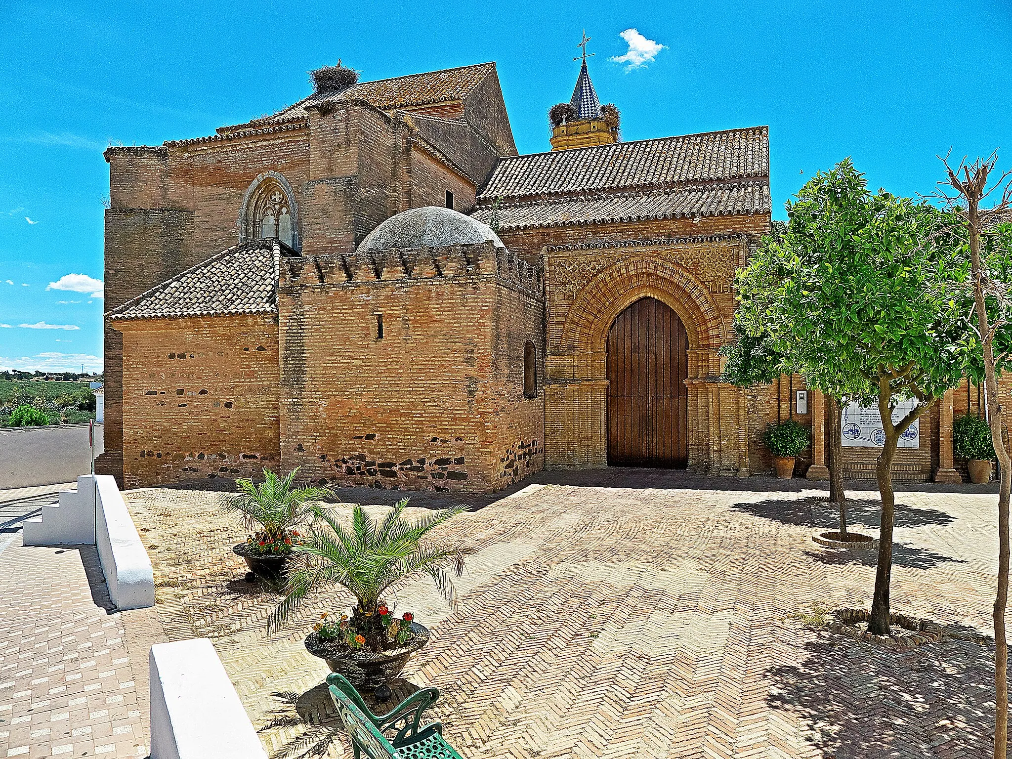 Photo showing: Ejemplar de arquitectura gótico-mudéjar (1410-1514) con añadidos barrocos. La Puerta de los Novios es destacada en el arte mudéjar, por ella, salieron Colón y los tripulantes para embarcar un tres de agosto de mil cuatrocientos noventa y dos.