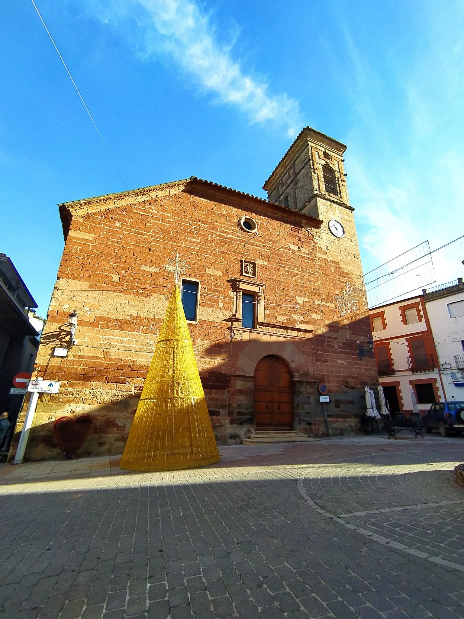 Photo showing: Fachada de la Iglesia de San Miguel Arcángel vista desde la plaza Mayor, Vilches