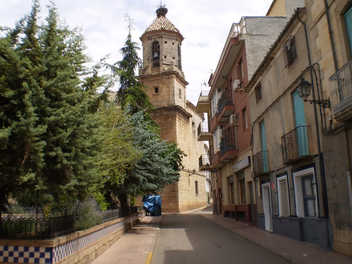 Photo showing: Vista de la plaza y la torre de la Iglesia de San Juan Bautista, en Navas de San Juan, Jaén, España.