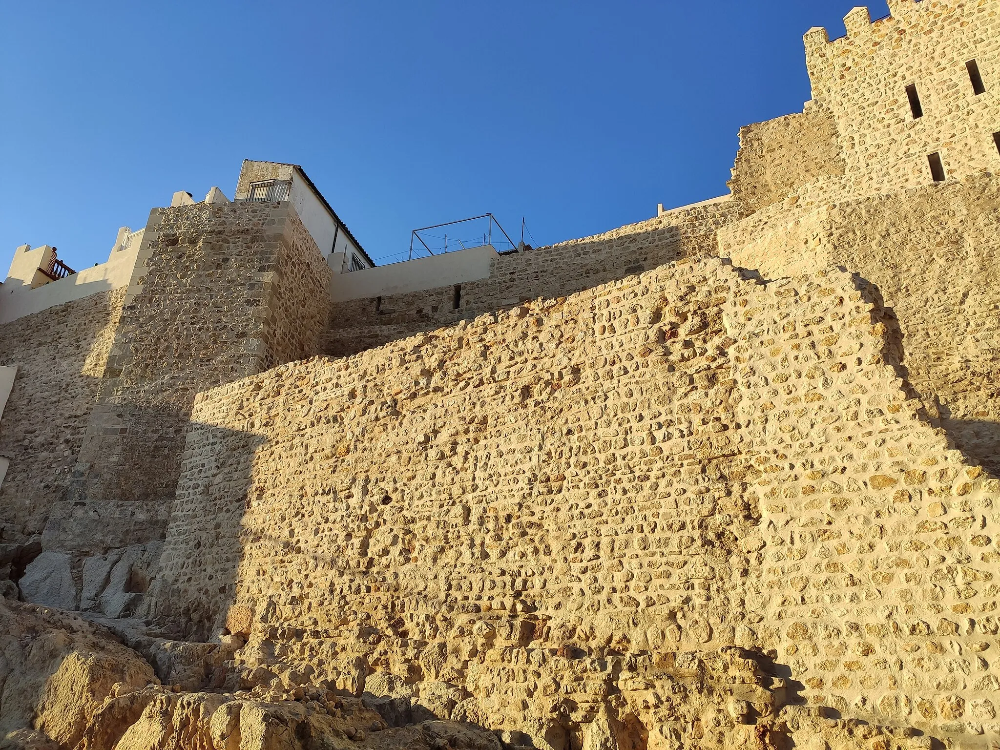 Photo showing: Urban wall of the Villa Castle of Martos, Jaén (Spain).