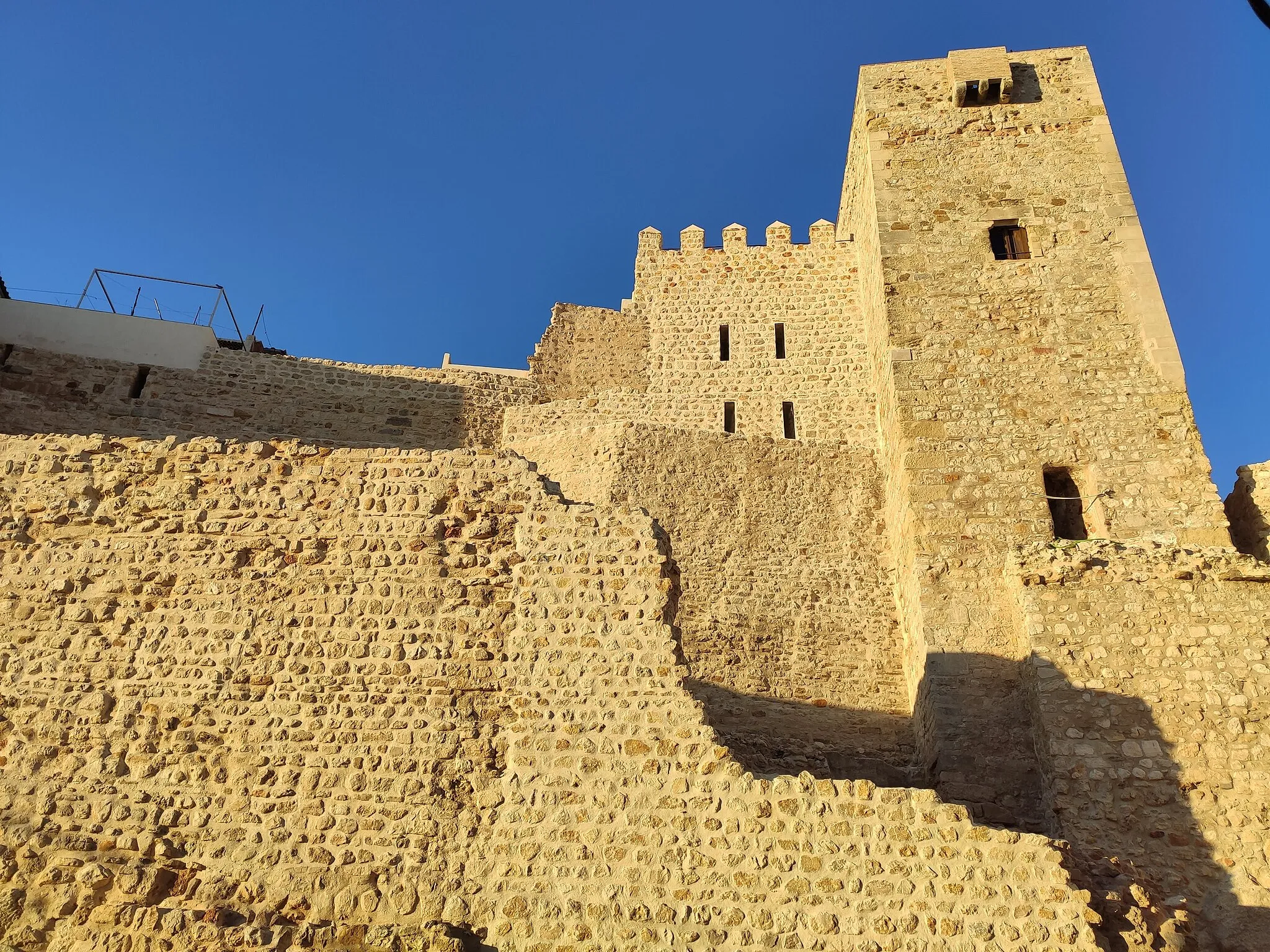 Photo showing: Almedina tower and urban wall of the Villa castle of Martos, Jaén (Spain).