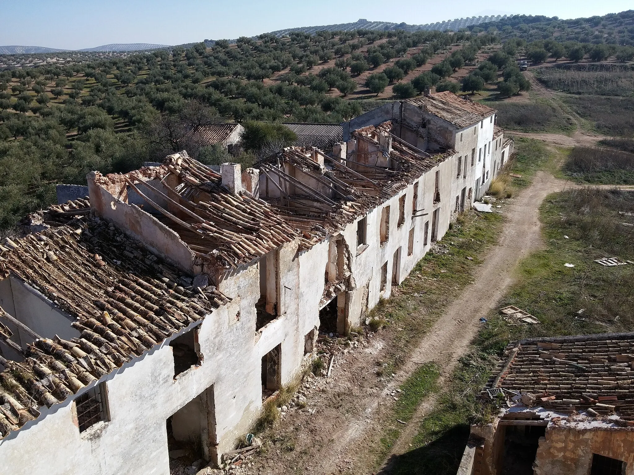 Photo showing: Cortijos en ruinas de la aldea de El Castil, con el cortijo de San Bartolomé en medio de ellos.