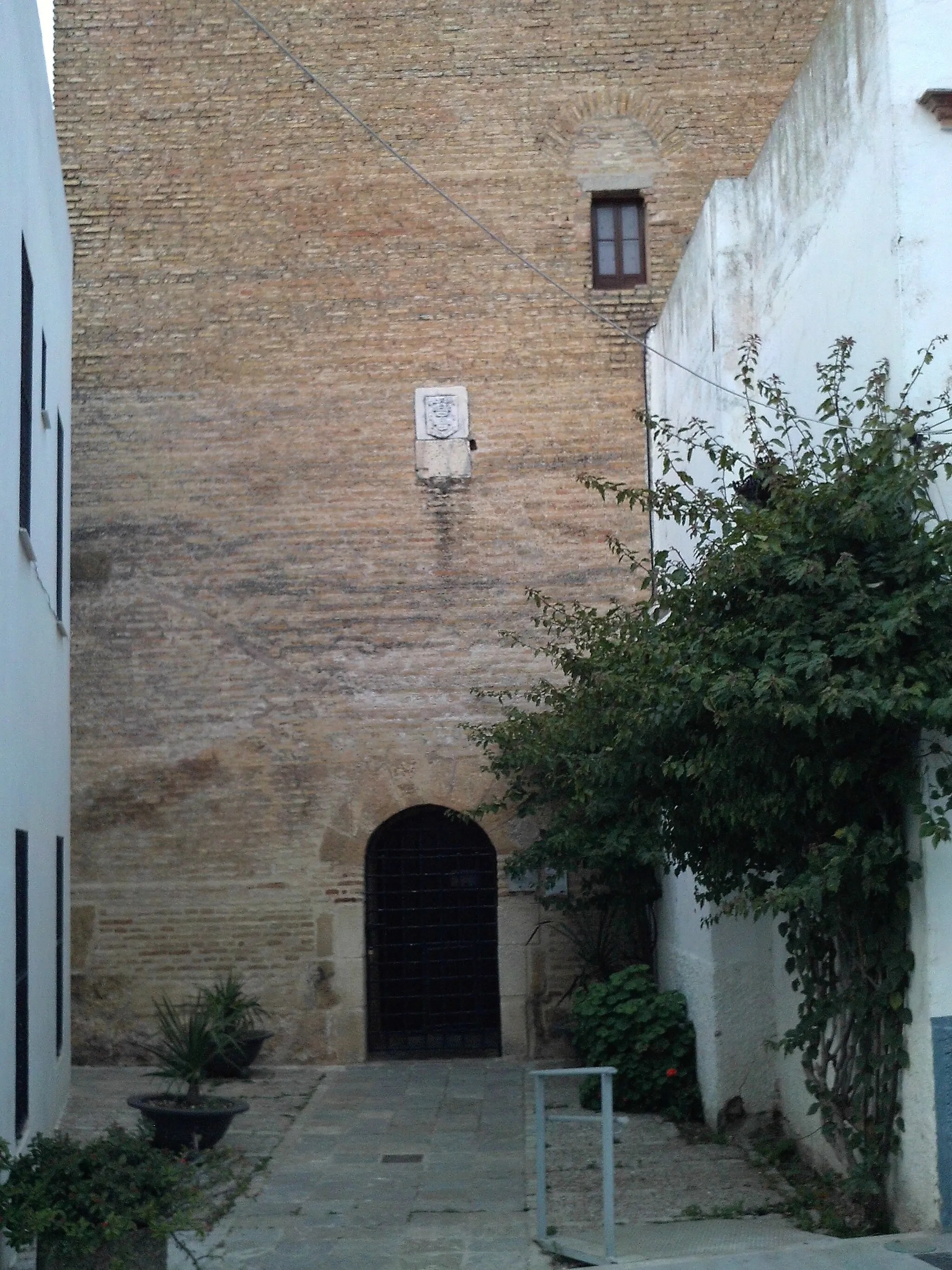 Photo showing: Parte inferior de la torre de los Guzmanes. La Algaba, provincia de Sevilla, Andalucía, España.