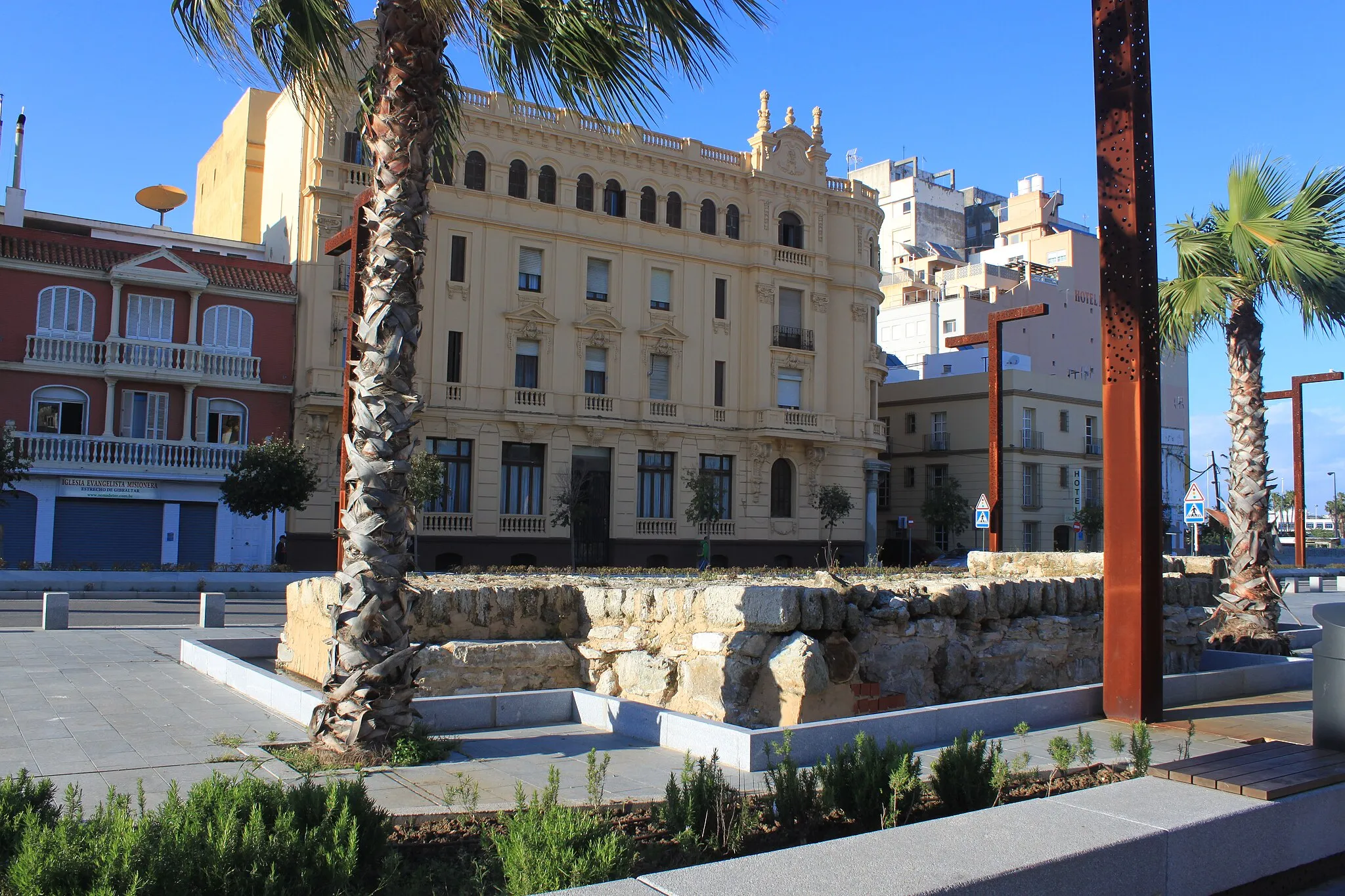 Photo showing: Restos de las atarazanas califales de Algeciras, España, situadas en el Paseo del río de la Miel y trasladadas desde la Acera de la Marina en 2012.
